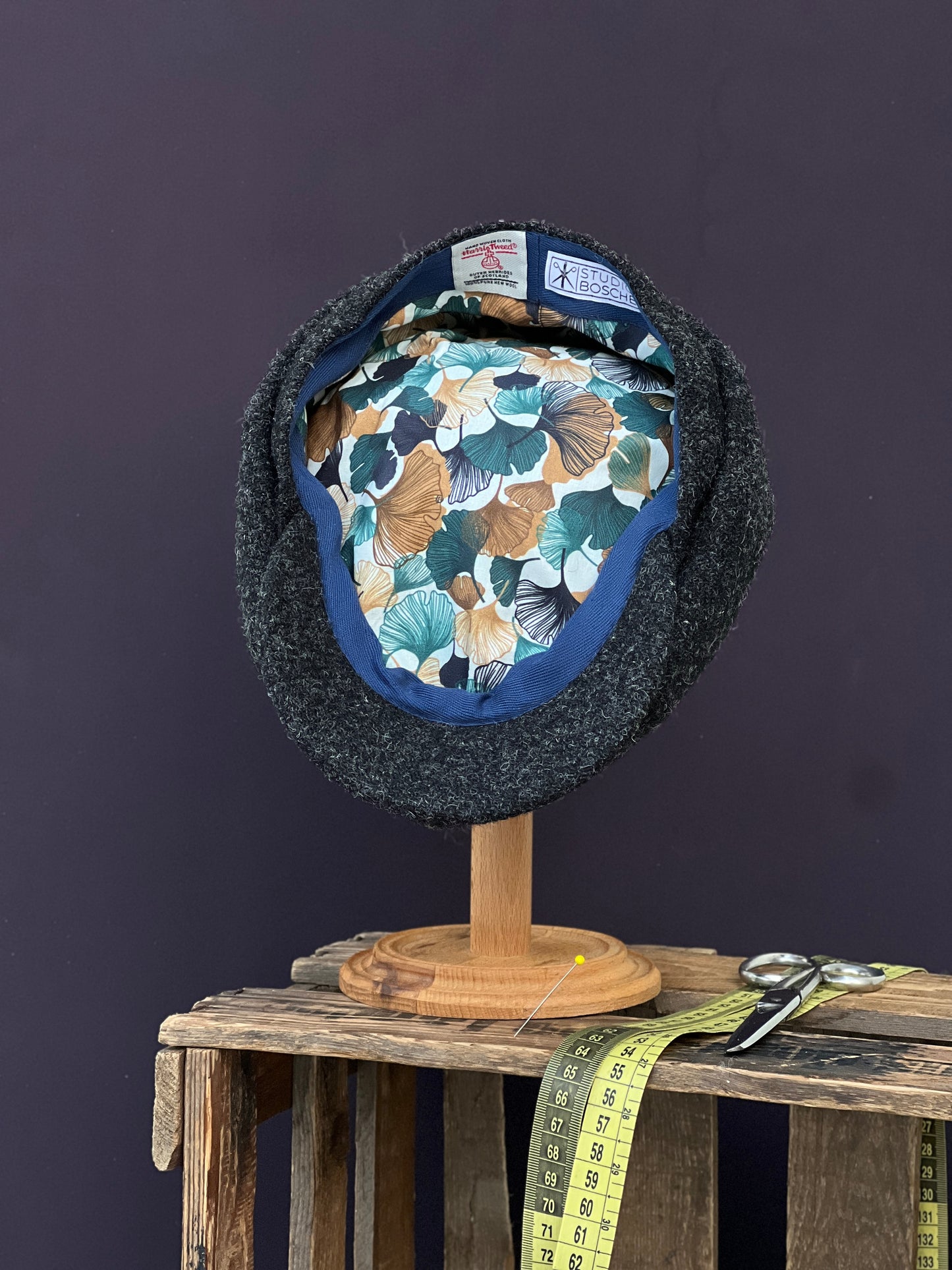 Studio Bosche Bakerboy Tommy 021 aus Harris Tweed in Anthrazit Innen