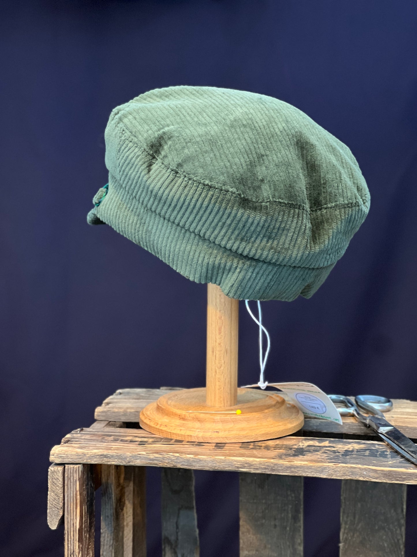 Studio Bosche Handgemachte Prinz Heinrich Mütze Ciro Baumwoll Kord Grün Seite Hinten