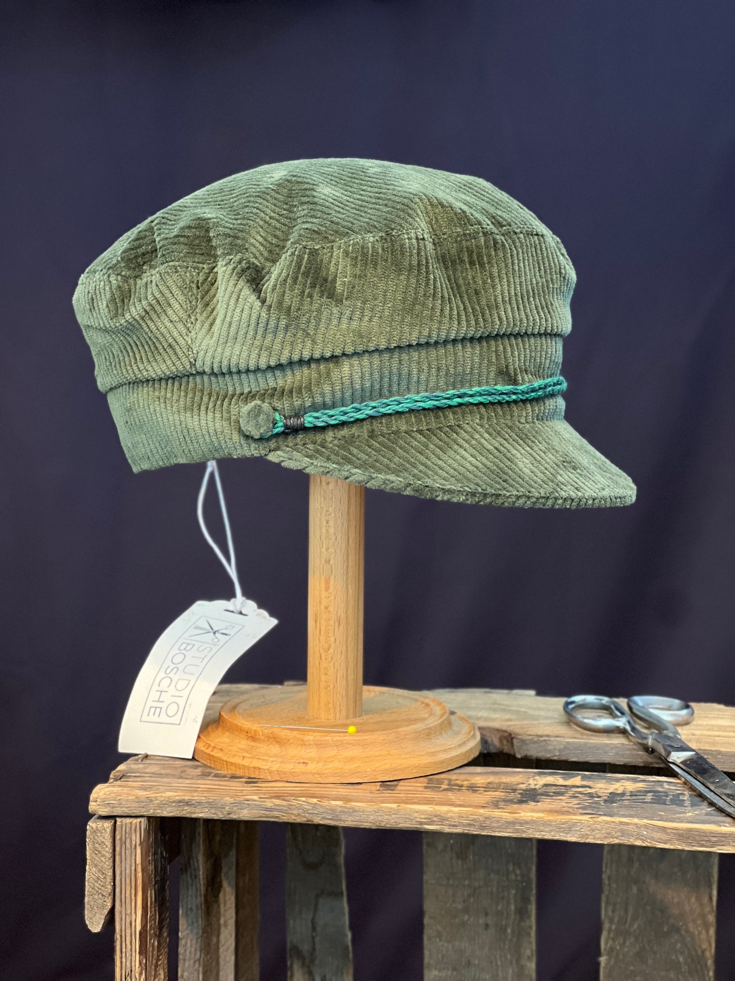Studio Bosche Handgemachte Prinz Heinrich Mütze Ciro Baumwoll Kord Grün Seite Vorne