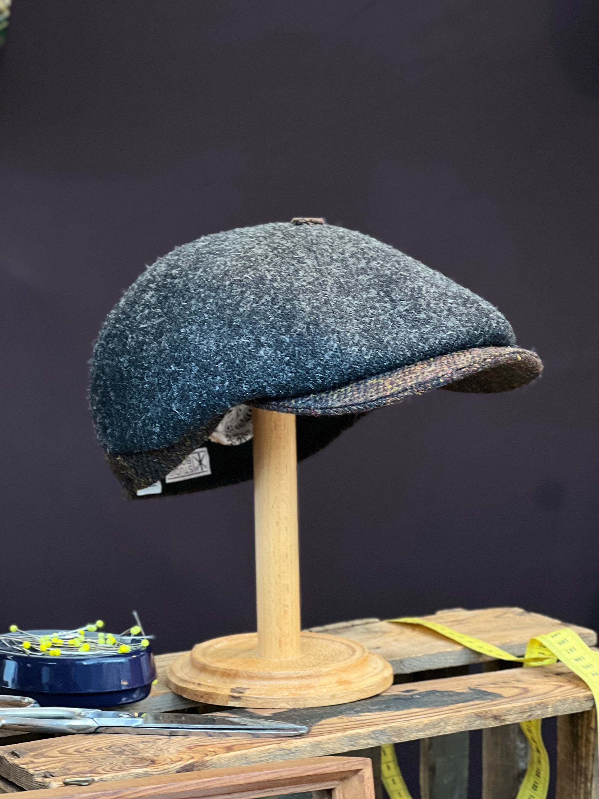 Handgefertigte Klassische Studio Bosche Bakerboy Harris Tweed Wolle Anthrazit Fischgrat für Herren Seite Vorne