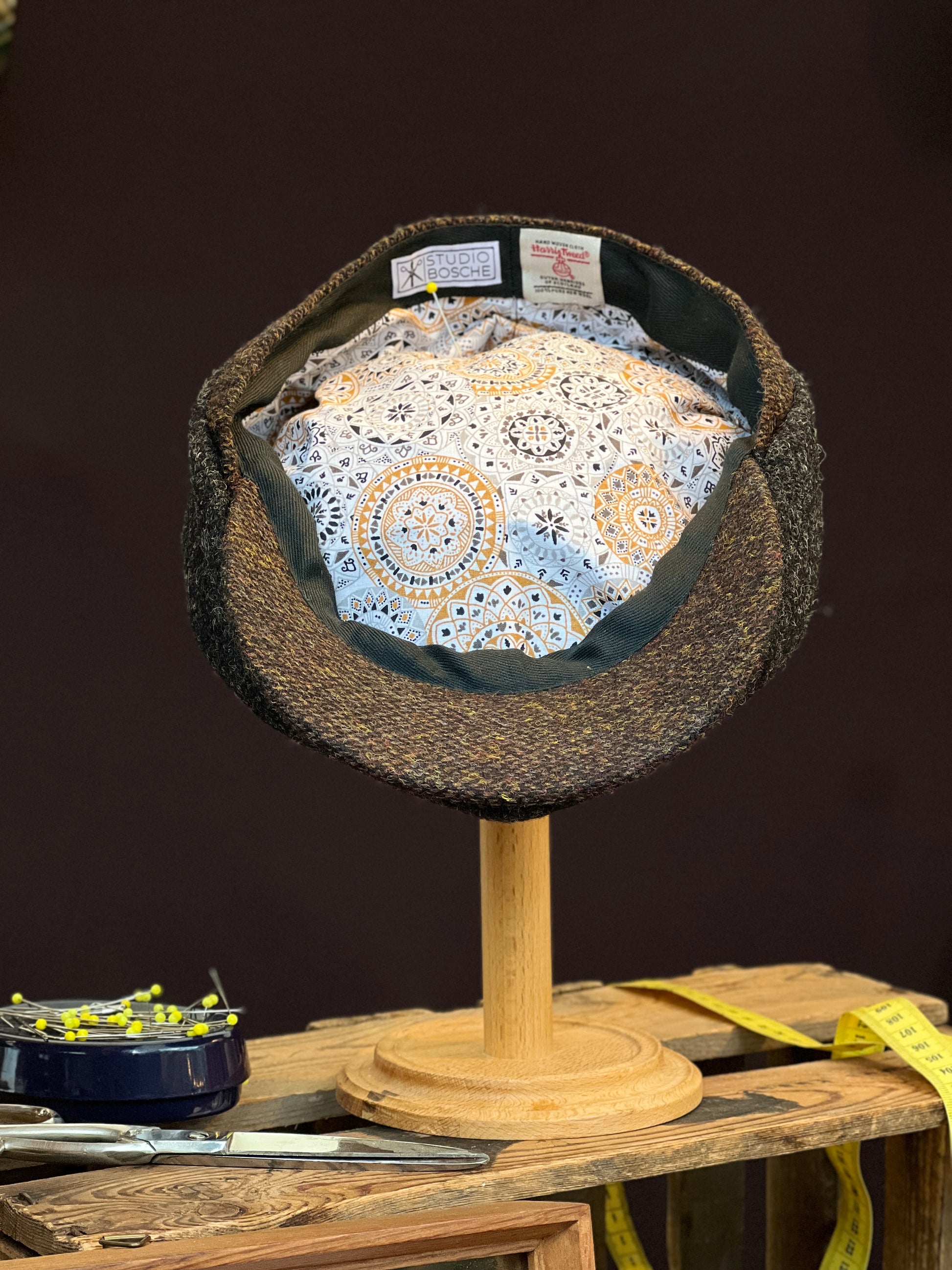 Handgefertigte Klassische Studio Bosche Bakerboy Harris Tweed Wolle Anthrazit Fischgrat für Herren Innen