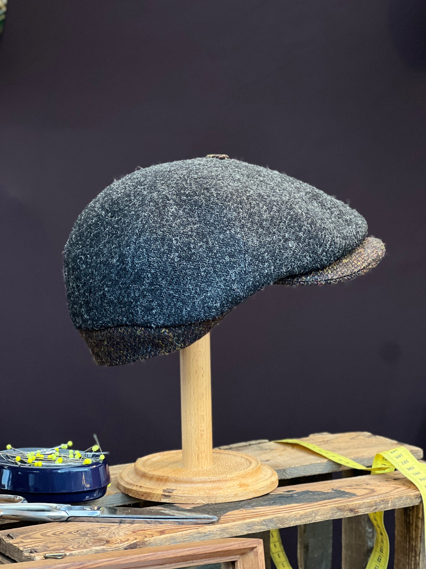 Handgefertigte Klassische Studio Bosche Bakerboy Harris Tweed Wolle Anthrazit Fischgrat für Herren Seite