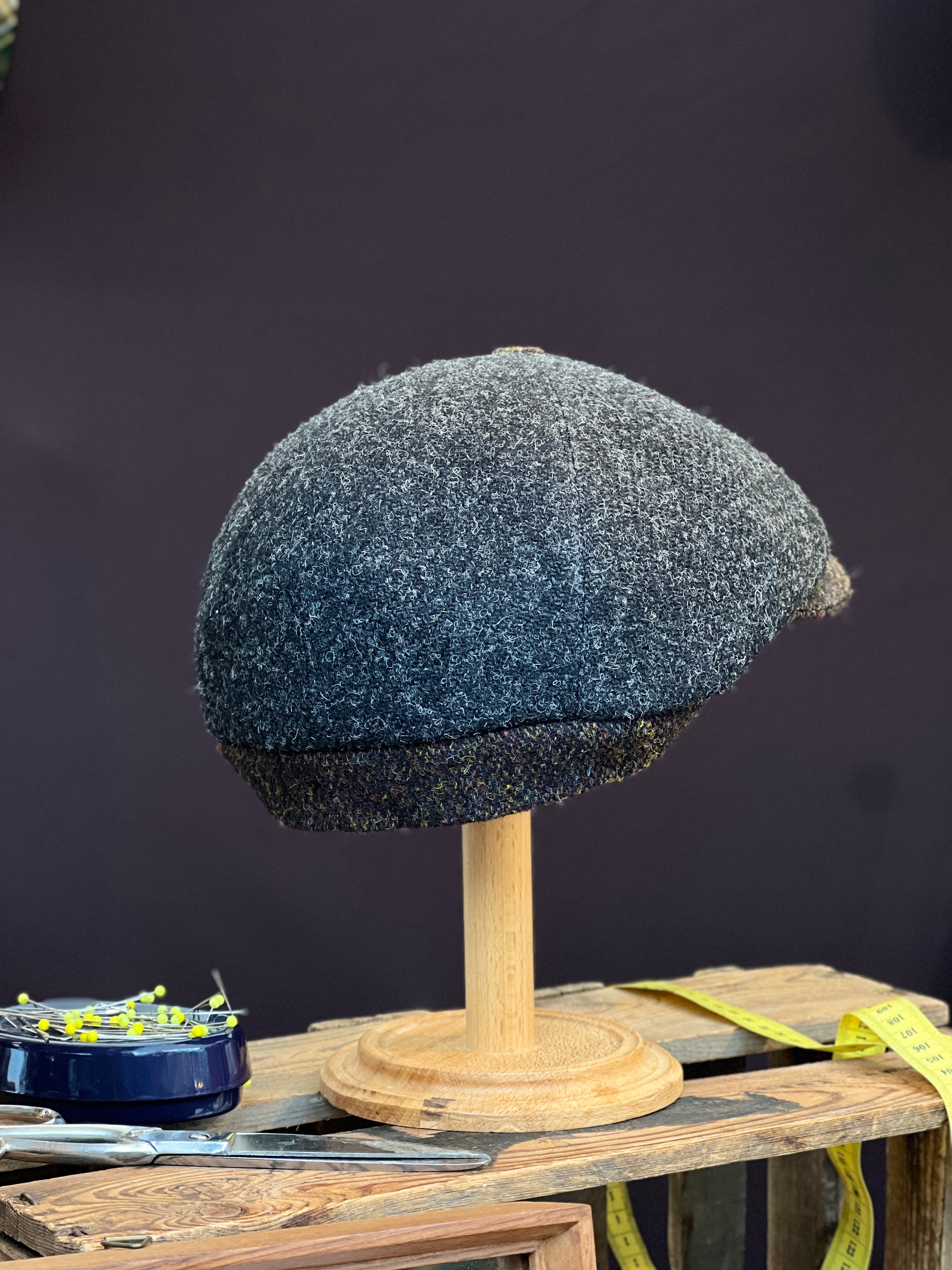 Handgefertigte Klassische Studio Bosche Bakerboy Harris Tweed Wolle Anthrazit Fischgrat für Herren Hinten Seite