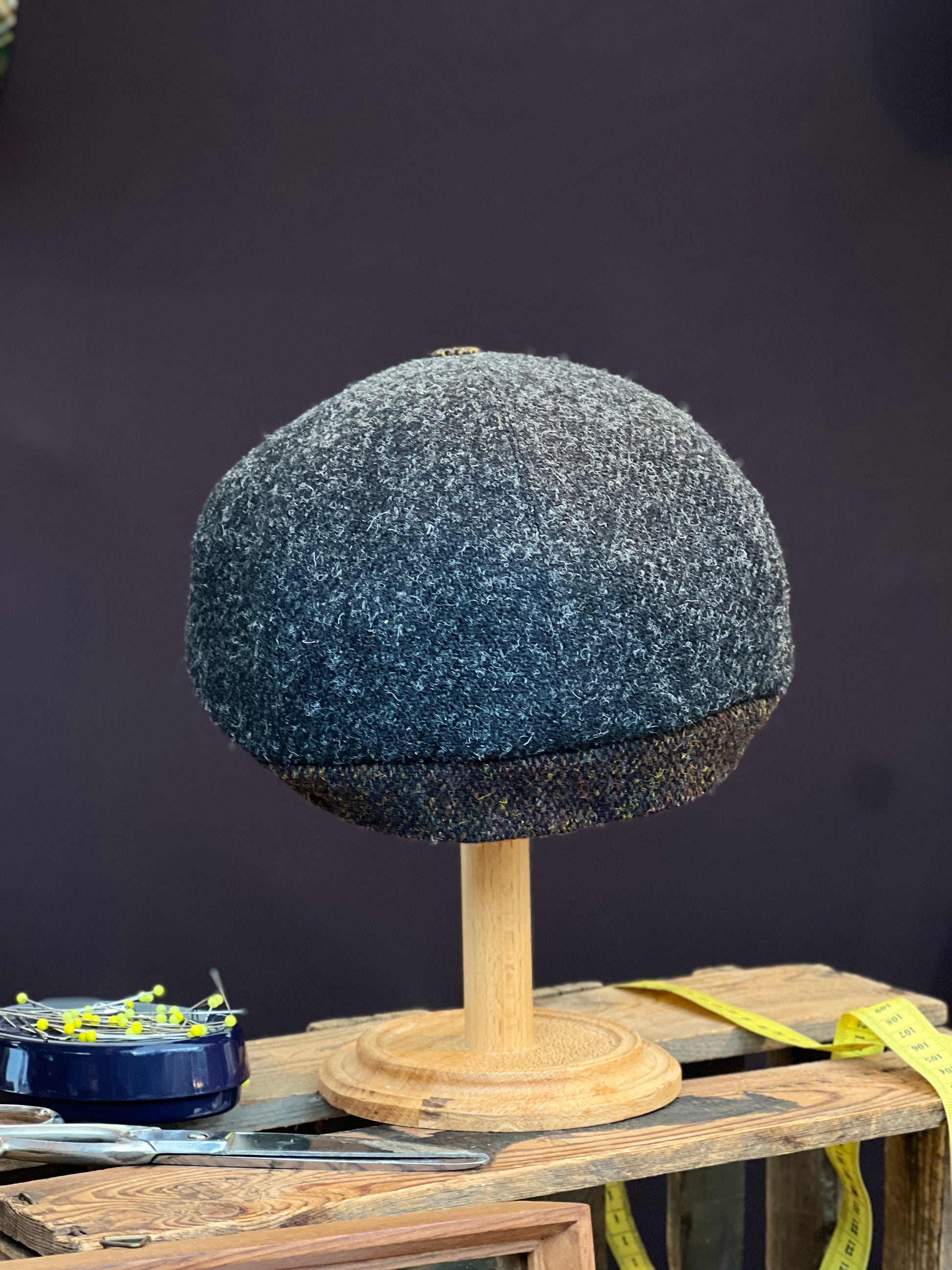 Handgefertigte Klassische Studio Bosche Bakerboy Harris Tweed Wolle Anthrazit Fischgrat für Herren Hinten