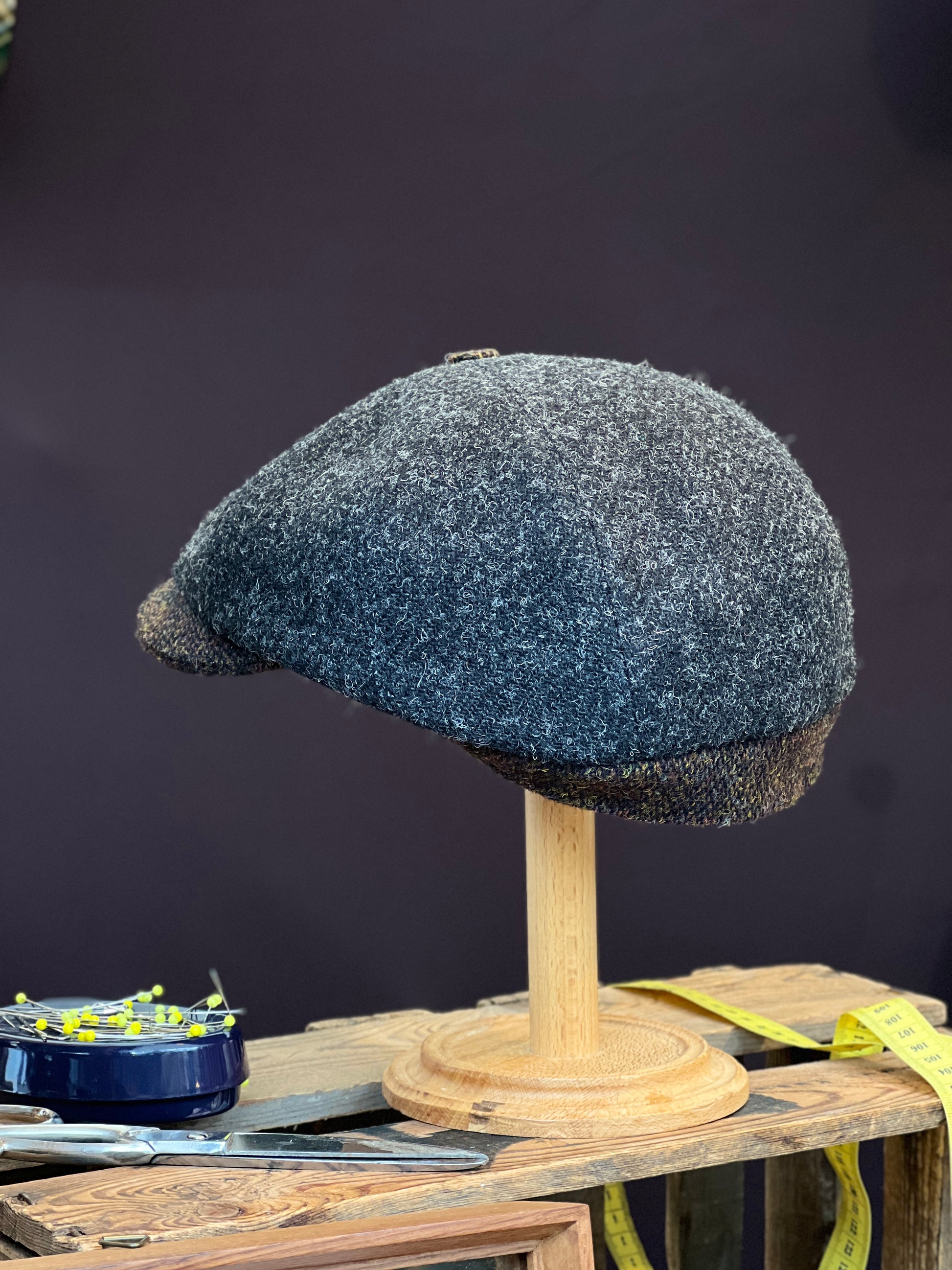 Handgefertigte Klassische Studio Bosche Bakerboy Harris Tweed Wolle Anthrazit Fischgrat für Herren Seite Hinten