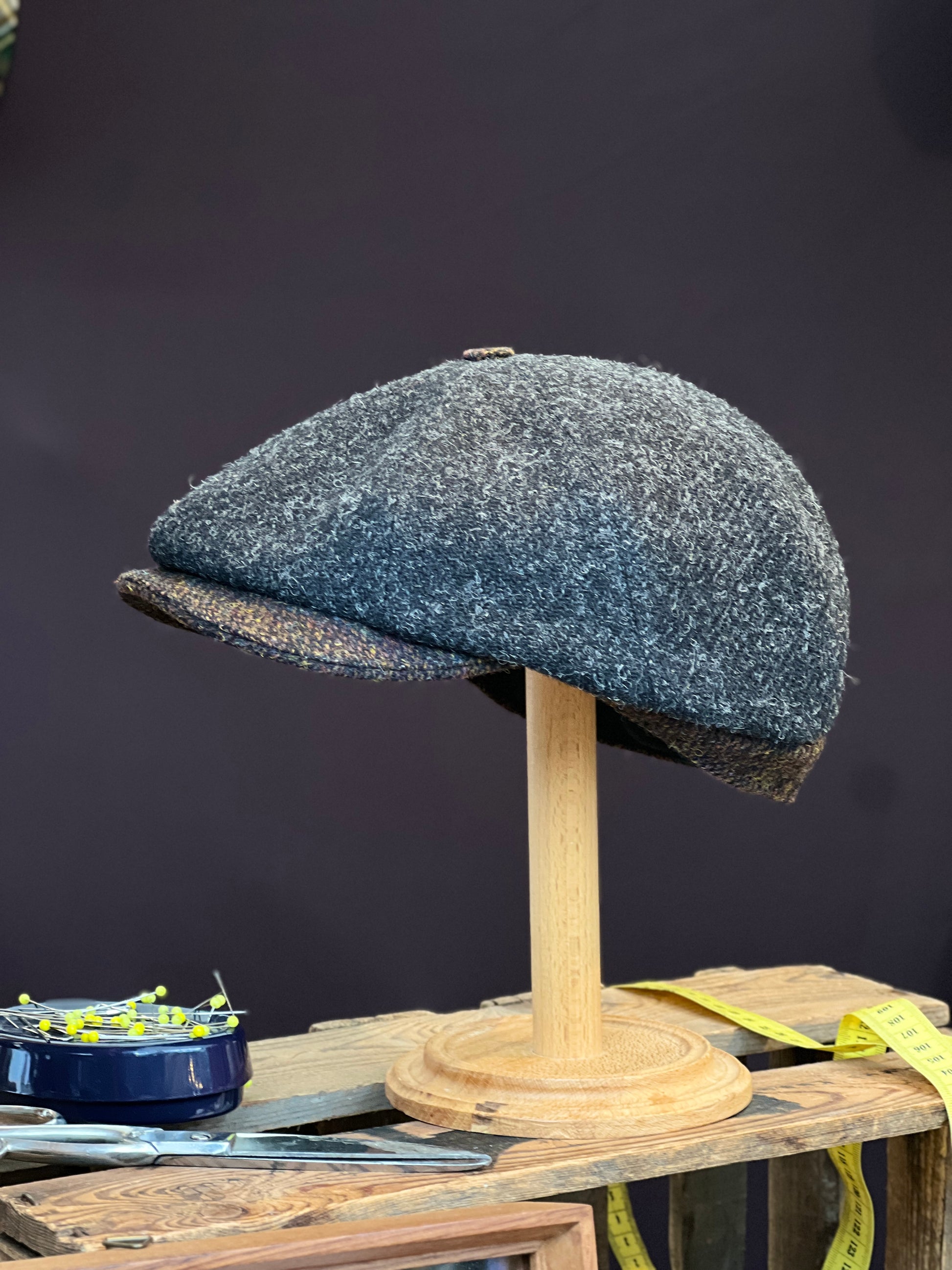 Handgefertigte Klassische Studio Bosche Bakerboy Harris Tweed Wolle Anthrazit Fischgrat für Herren Seite