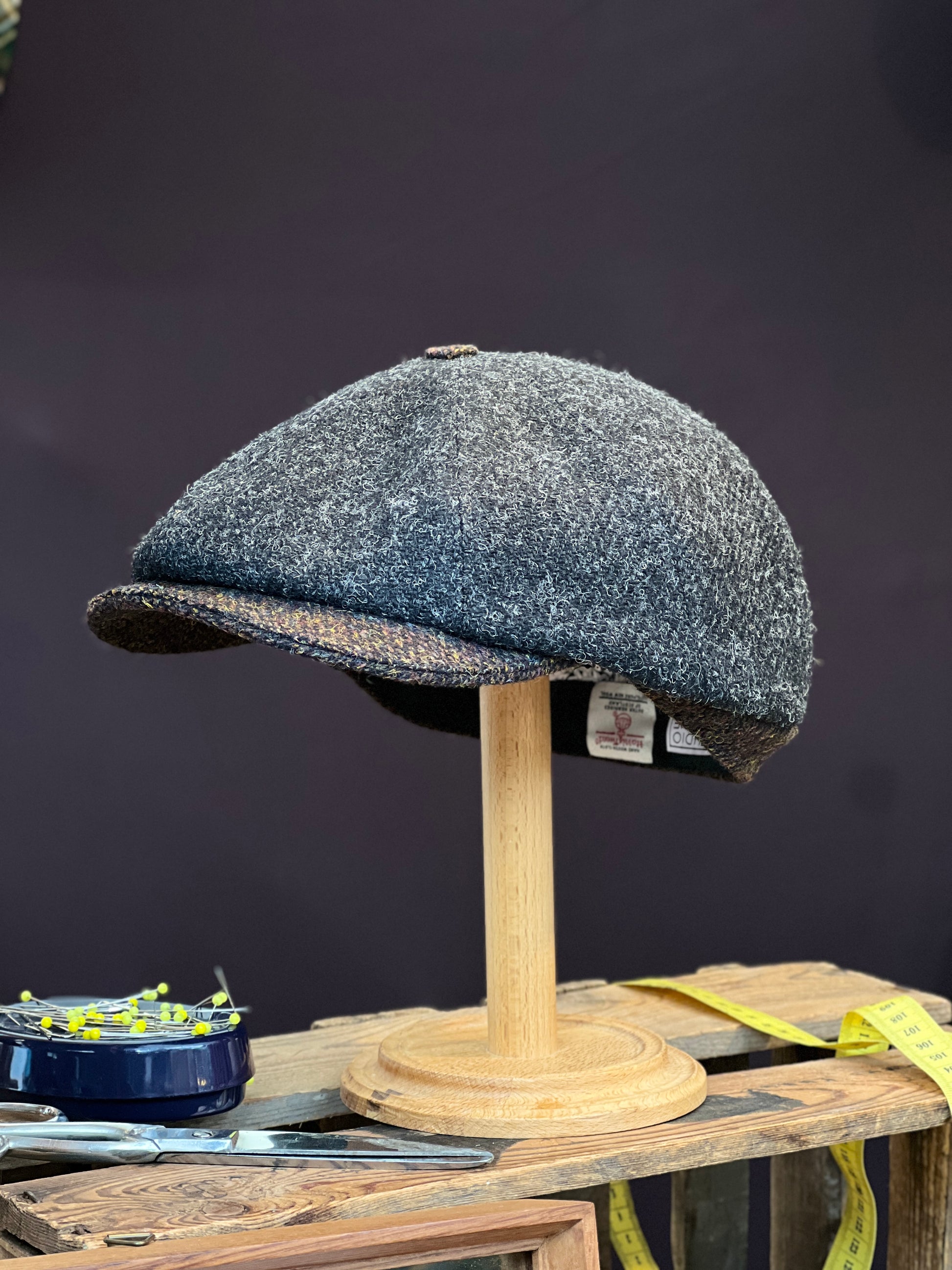 Handgefertigte Klassische Studio Bosche Bakerboy Harris Tweed Wolle Anthrazit Fischgrat für Herren Vorne Seite