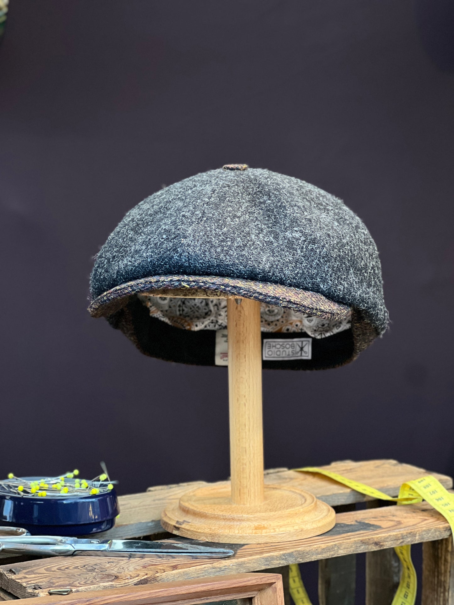 Handgefertigte Klassische Studio Bosche Bakerboy Harris Tweed Wolle Anthrazit Fischgrat für Herren Front
