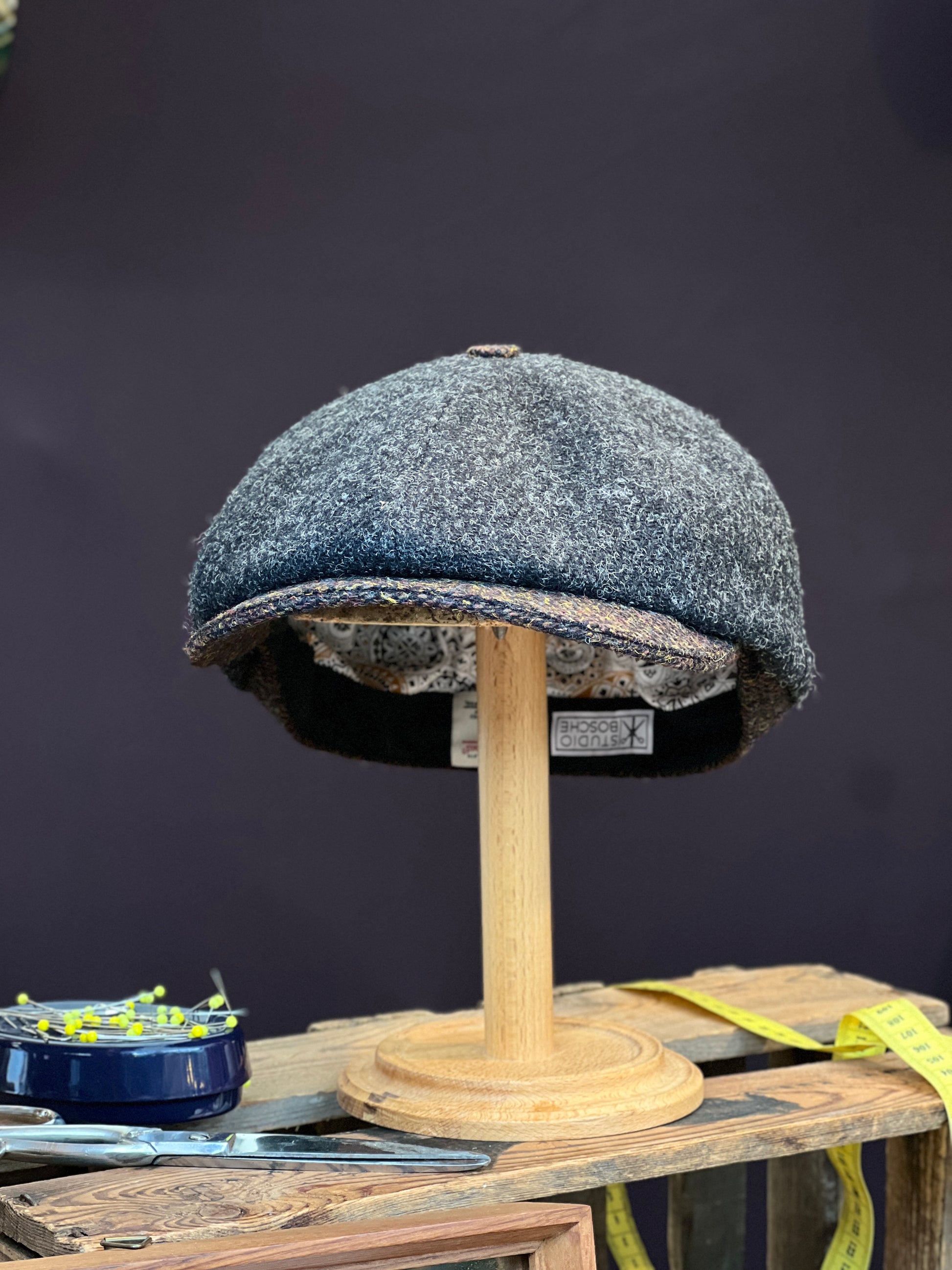 Handgefertigte Klassische Studio Bosche Bakerboy Harris Tweed Wolle Anthrazit Fischgrat für Herren Front