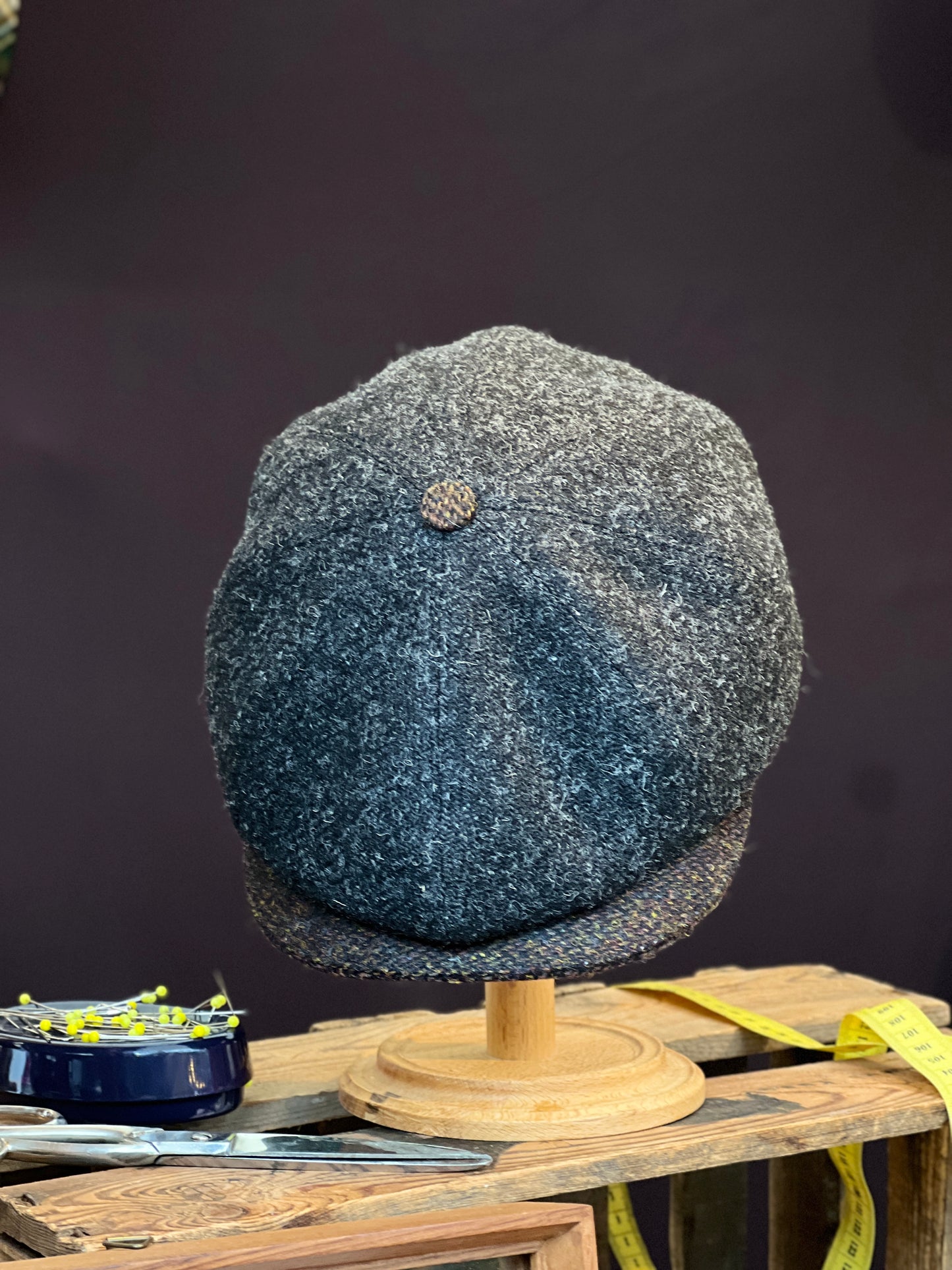 Handgefertigte Klassische Studio Bosche Bakerboy Harris Tweed Wolle Anthrazit Fischgrat für Herren Oben