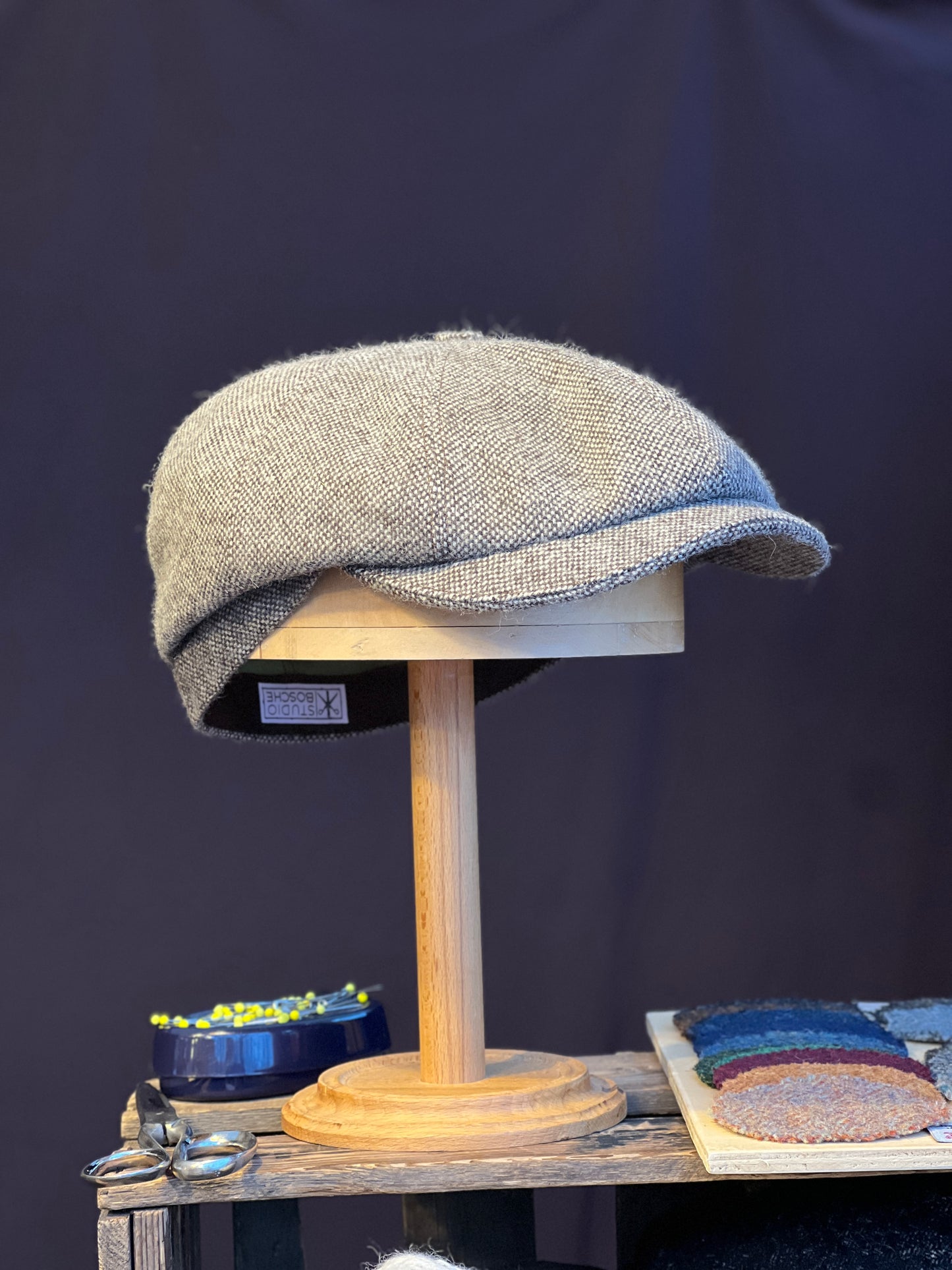 Handgefertigte Studio Bosche Bakerboy aus Braun Creme Salz Pfeffer Tweed Wolle Vorne Seite