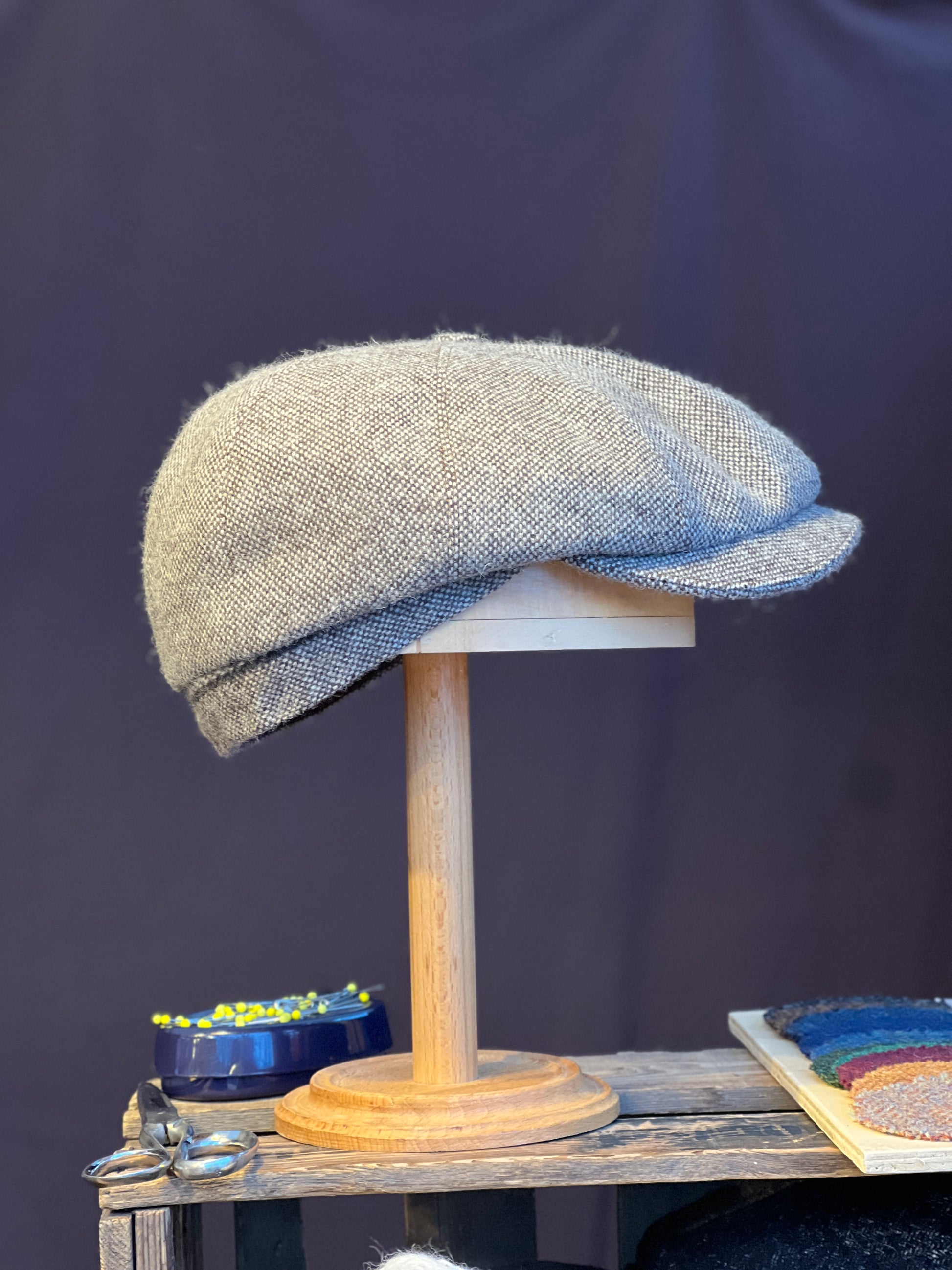 Handgefertigte Studio Bosche Bakerboy aus Braun Creme Salz Pfeffer Tweed Wolle Seite Rechts