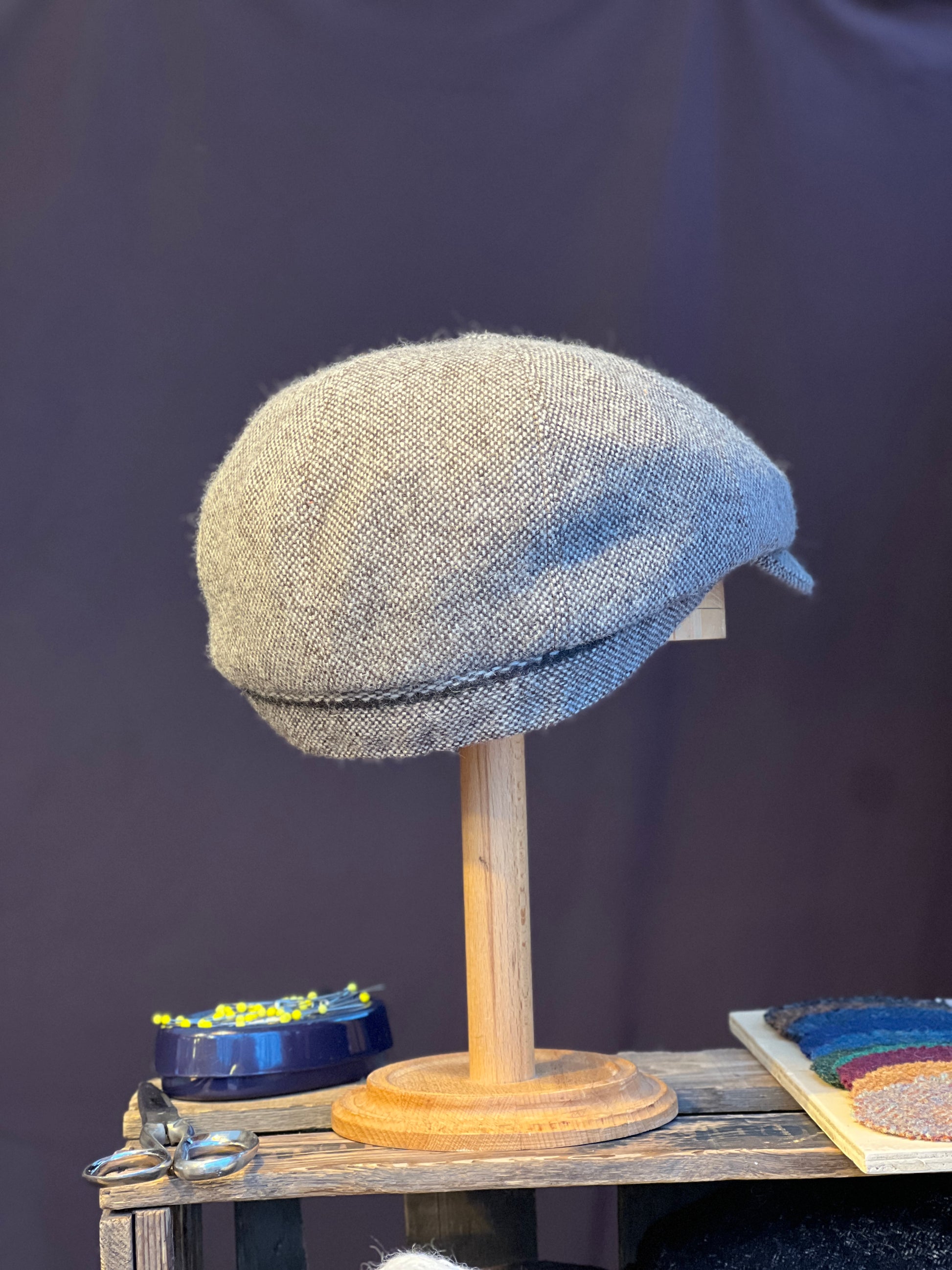 Handgefertigte Studio Bosche Bakerboy aus Braun Creme Salz Pfeffer Tweed Wolle Hinten Seite