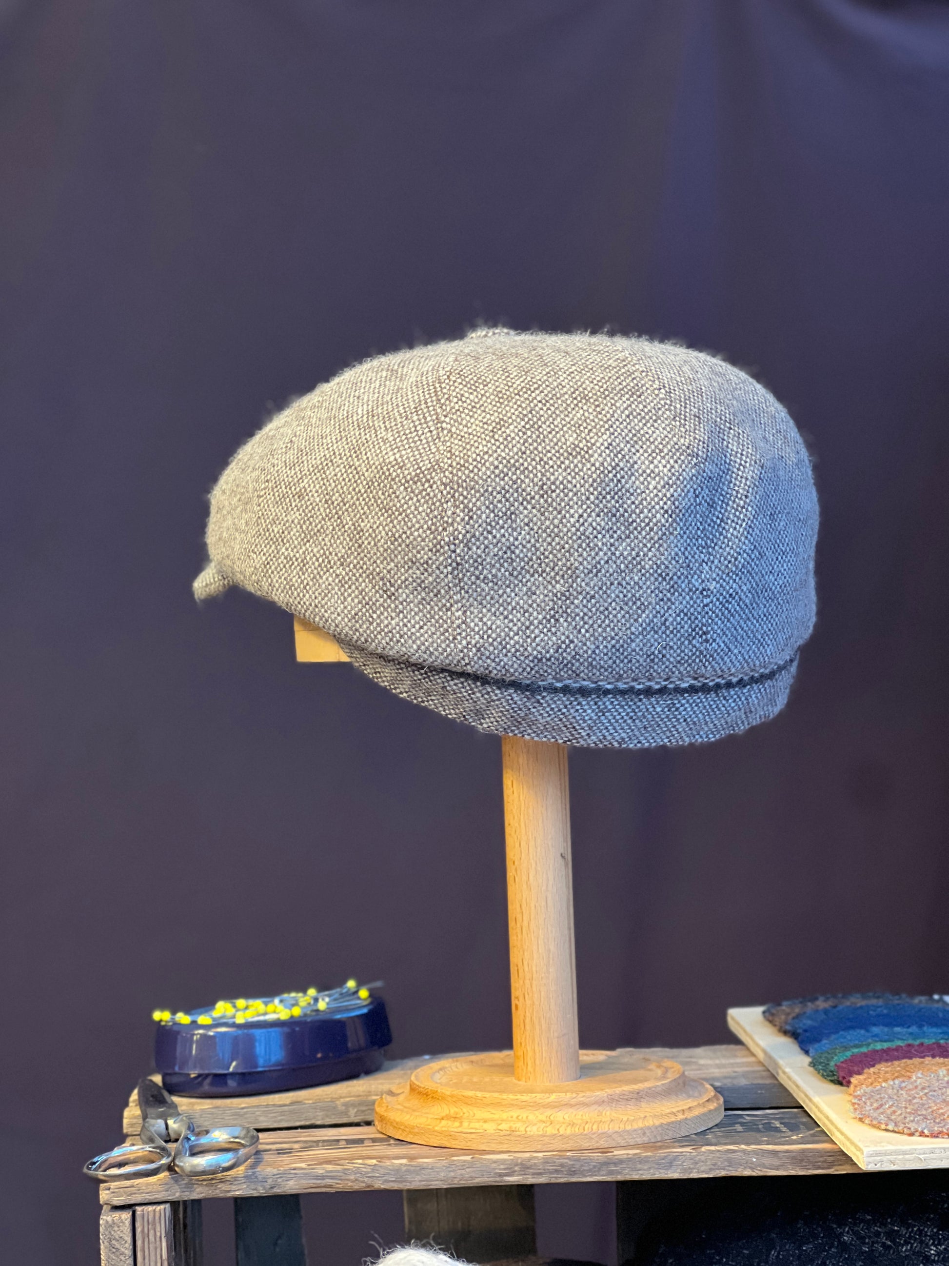 Handgefertigte Studio Bosche Bakerboy aus Braun Creme Salz Pfeffer Tweed Wolle Seite Hinten