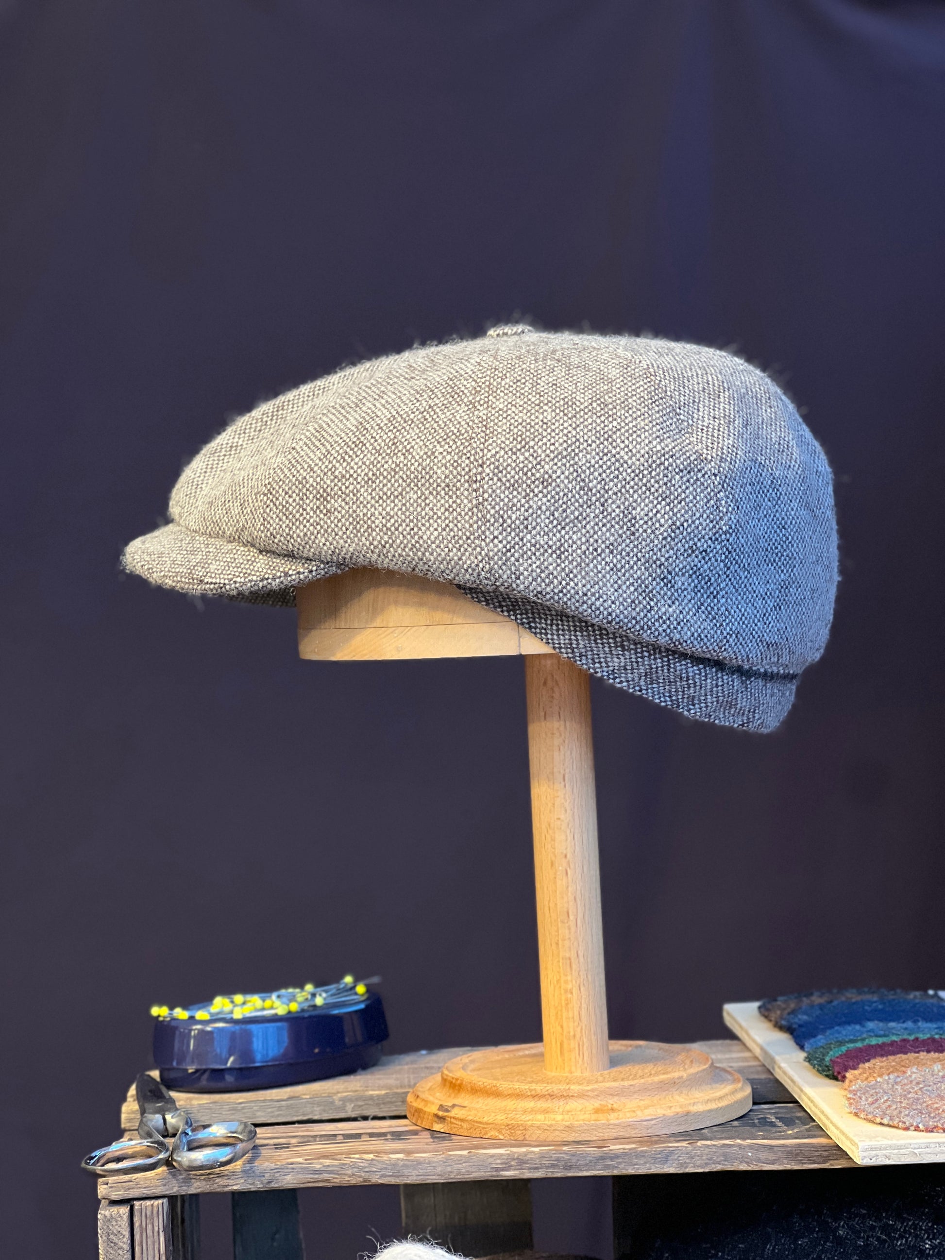 Handgefertigte Studio Bosche Bakerboy aus Braun Creme Salz Pfeffer Tweed Wolle Seite Links