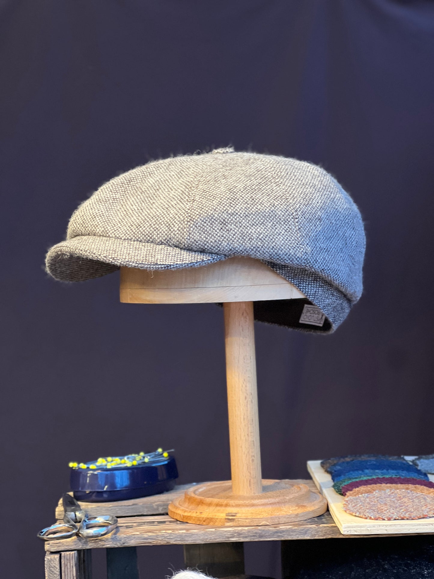 Handgefertigte Studio Bosche Bakerboy aus Braun Creme Salz Pfeffer Tweed Wolle Seite Vorne