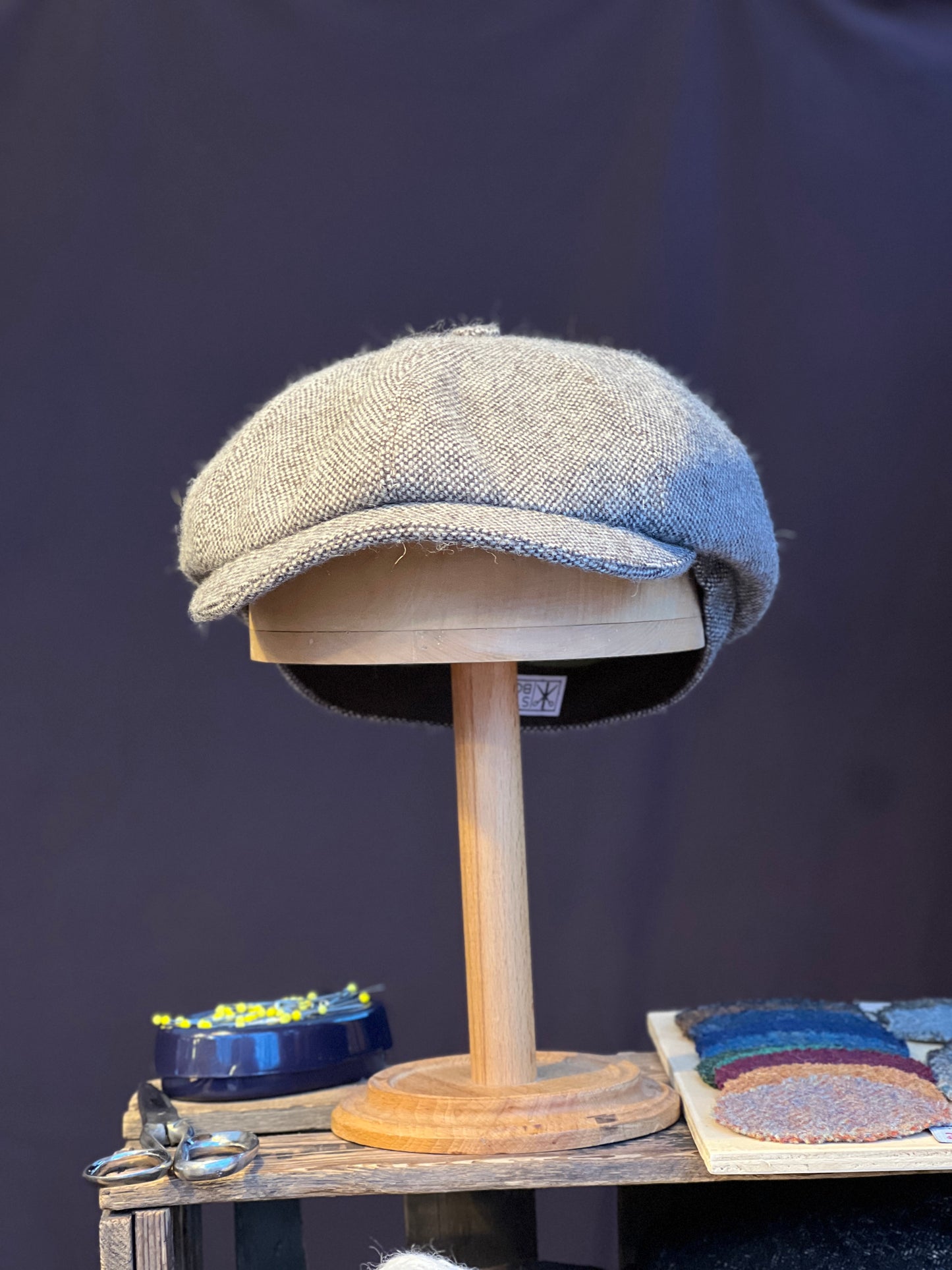 Handgefertigte Studio Bosche Bakerboy aus Braun Creme Salz Pfeffer Tweed Wolle Vorne