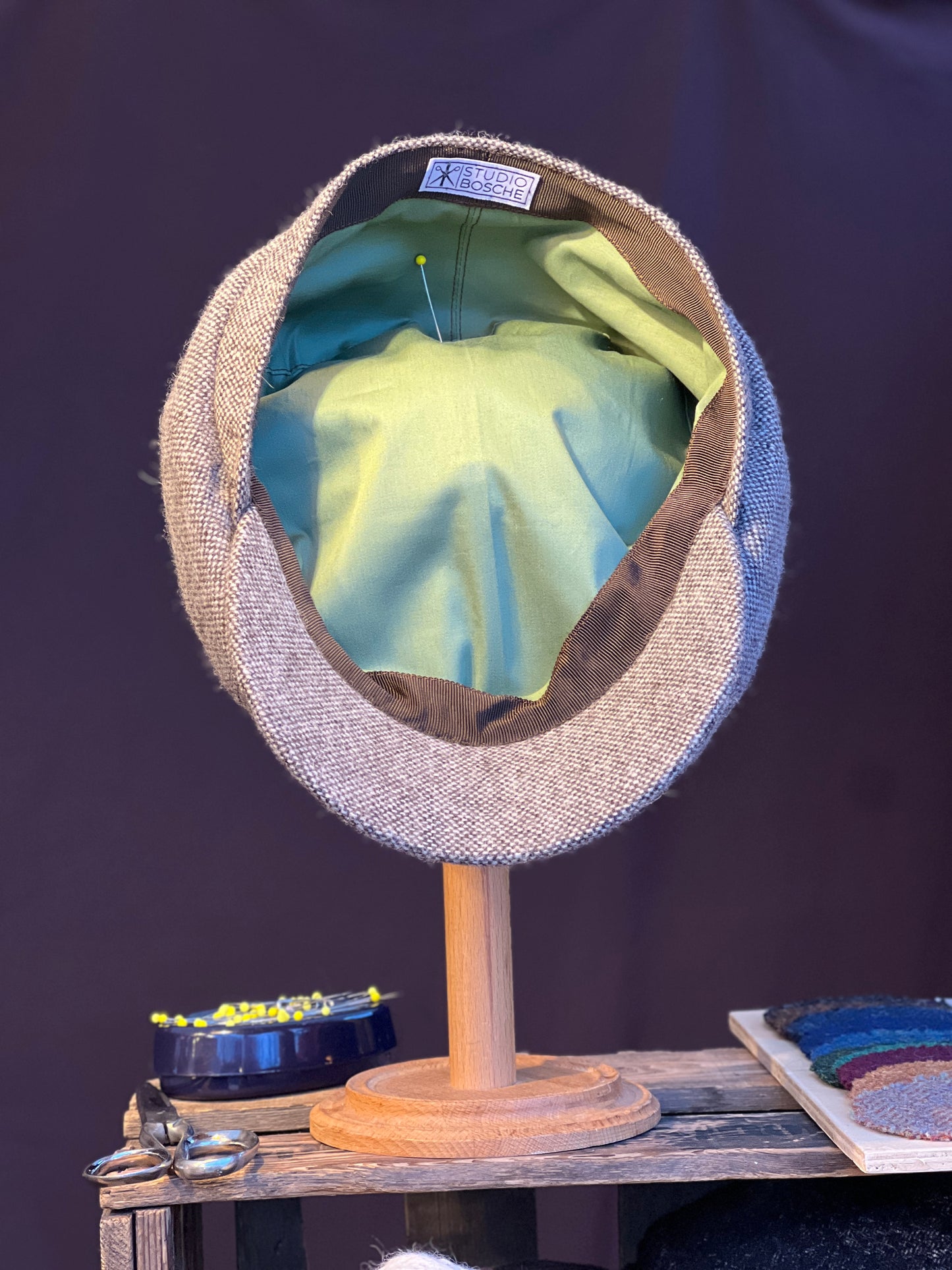 Handgefertigte Studio Bosche Bakerboy aus Braun Creme Salz Pfeffer Tweed Wolle Innen