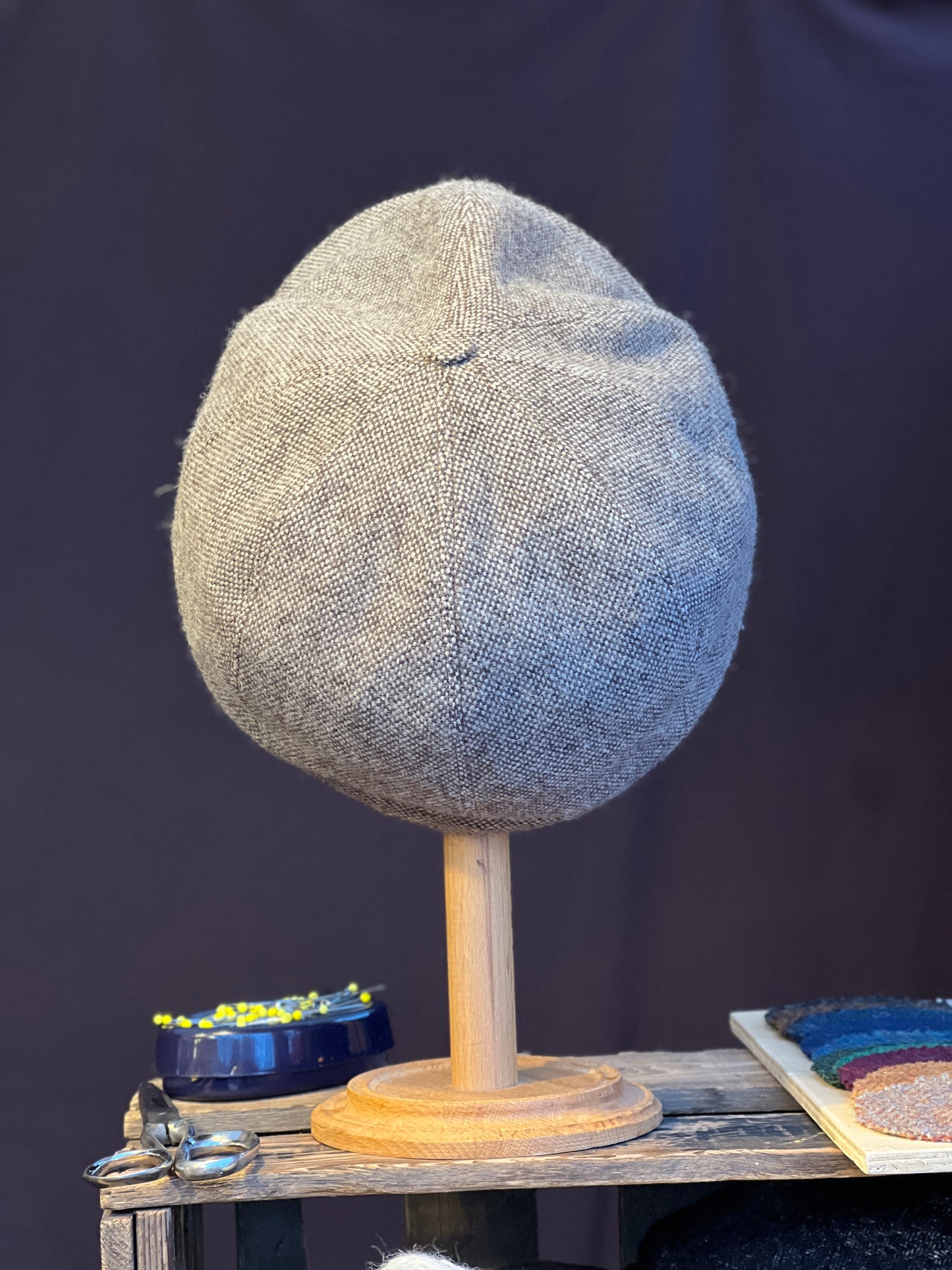 Handgefertigte Studio Bosche Bakerboy aus Braun Creme Salz Pfeffer Tweed Wolle Oben