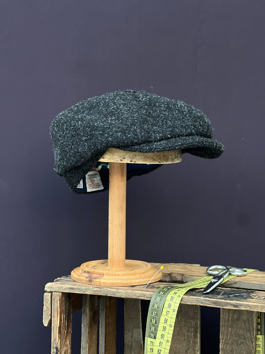 Studio Bosche Bakerboy Tommy 021 aus Harris Tweed in Anthrazit Vorne Rechts