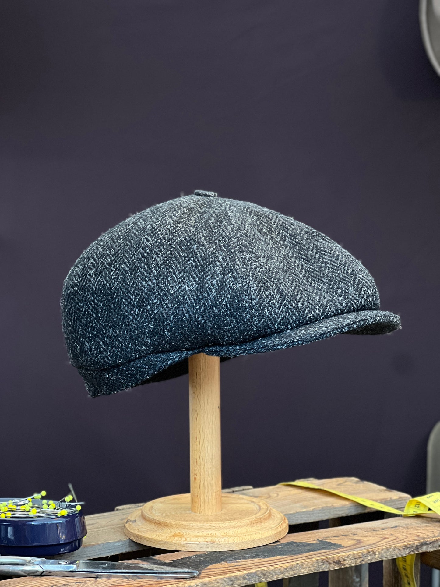 Handgefertigte Klassische Studio Bosche Bakerboy Harris Tweed Wolle Anthrazit Fischgrat für Herren Seite Front
