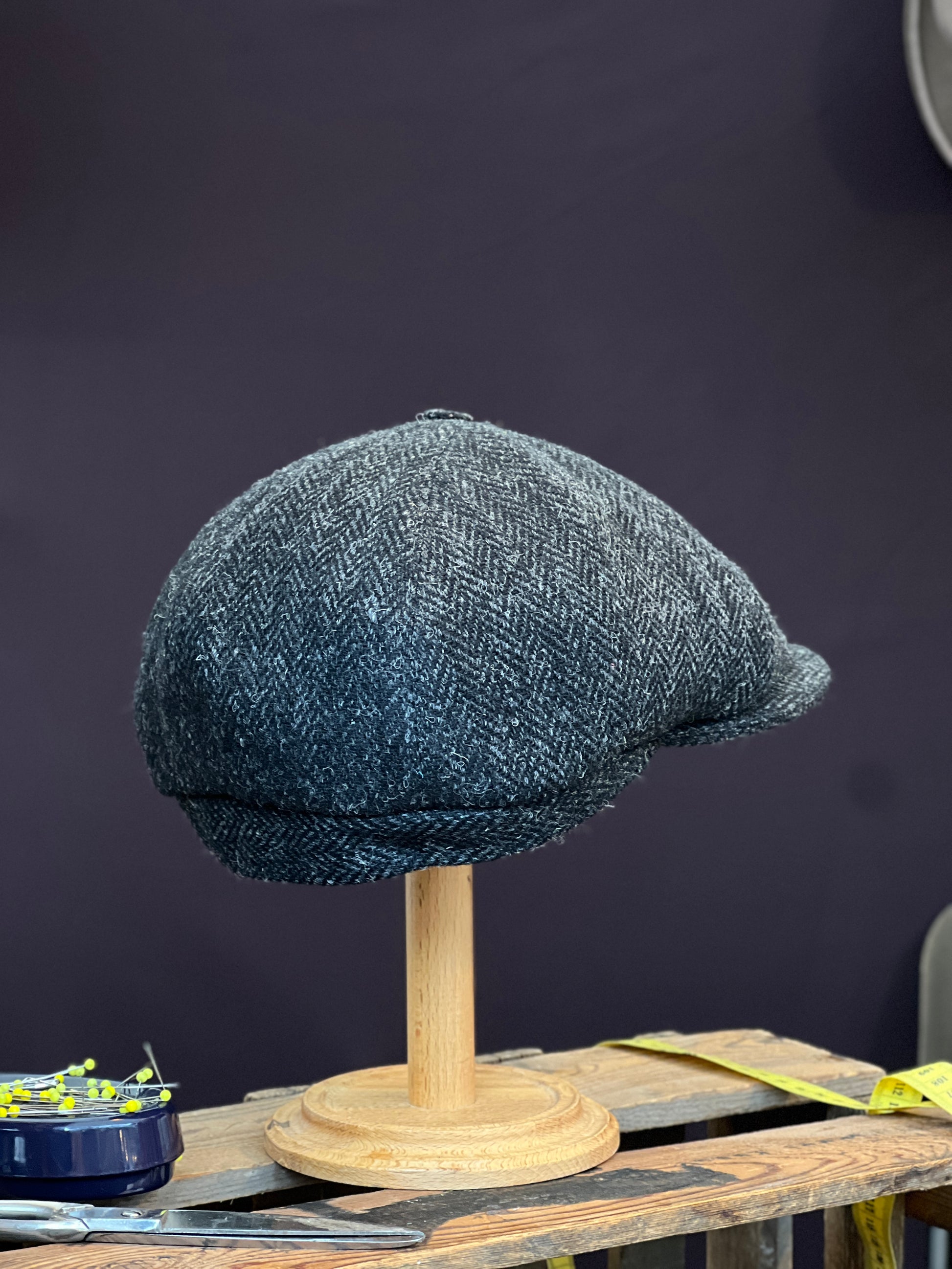 Handgefertigte Klassische Studio Bosche Bakerboy Harris Tweed Wolle Anthrazit Fischgrat für Herren Seite Hinten