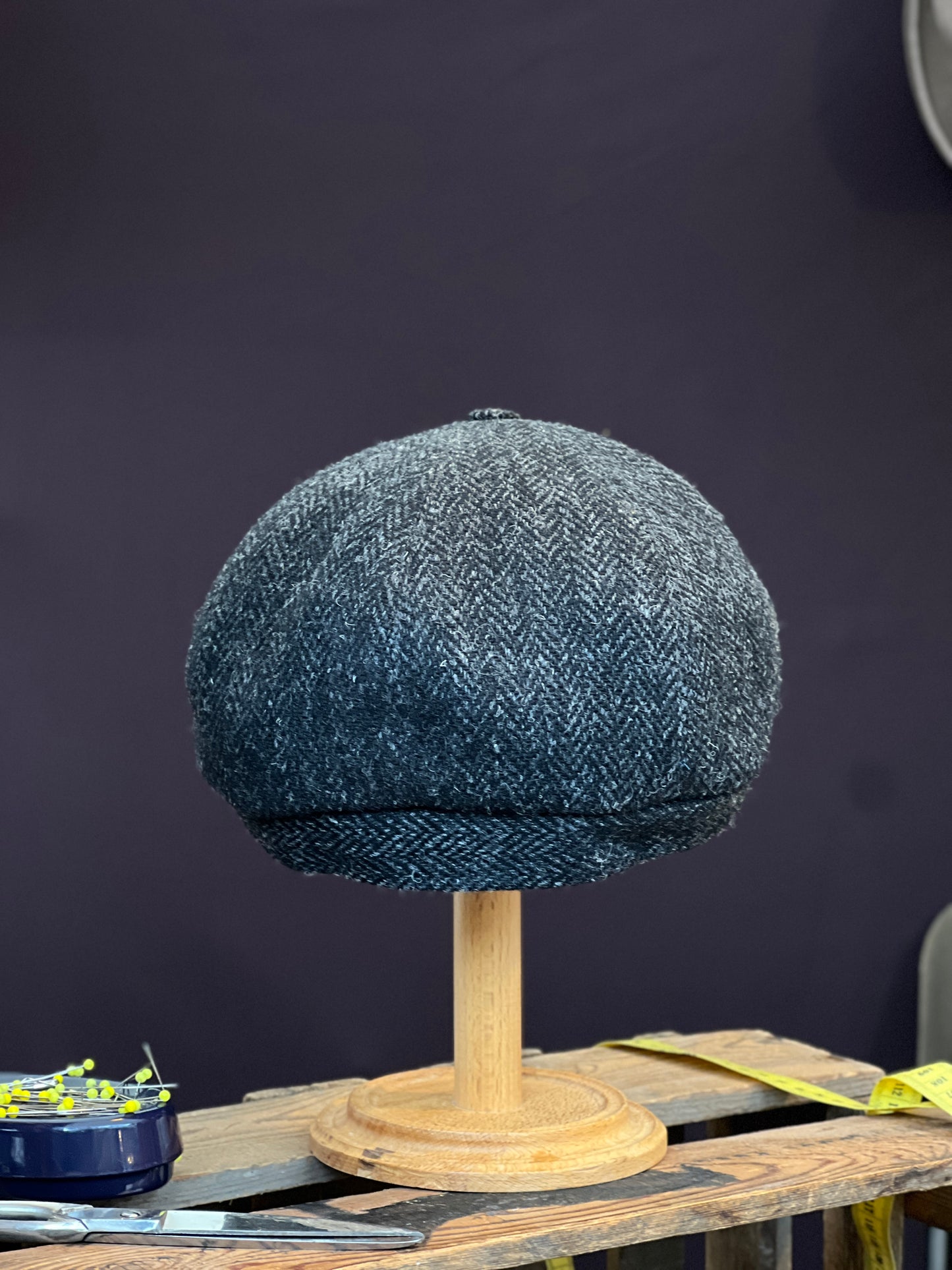Handgefertigte Klassische Studio Bosche Bakerboy Harris Tweed Wolle Anthrazit Fischgrat für Herren Hinten