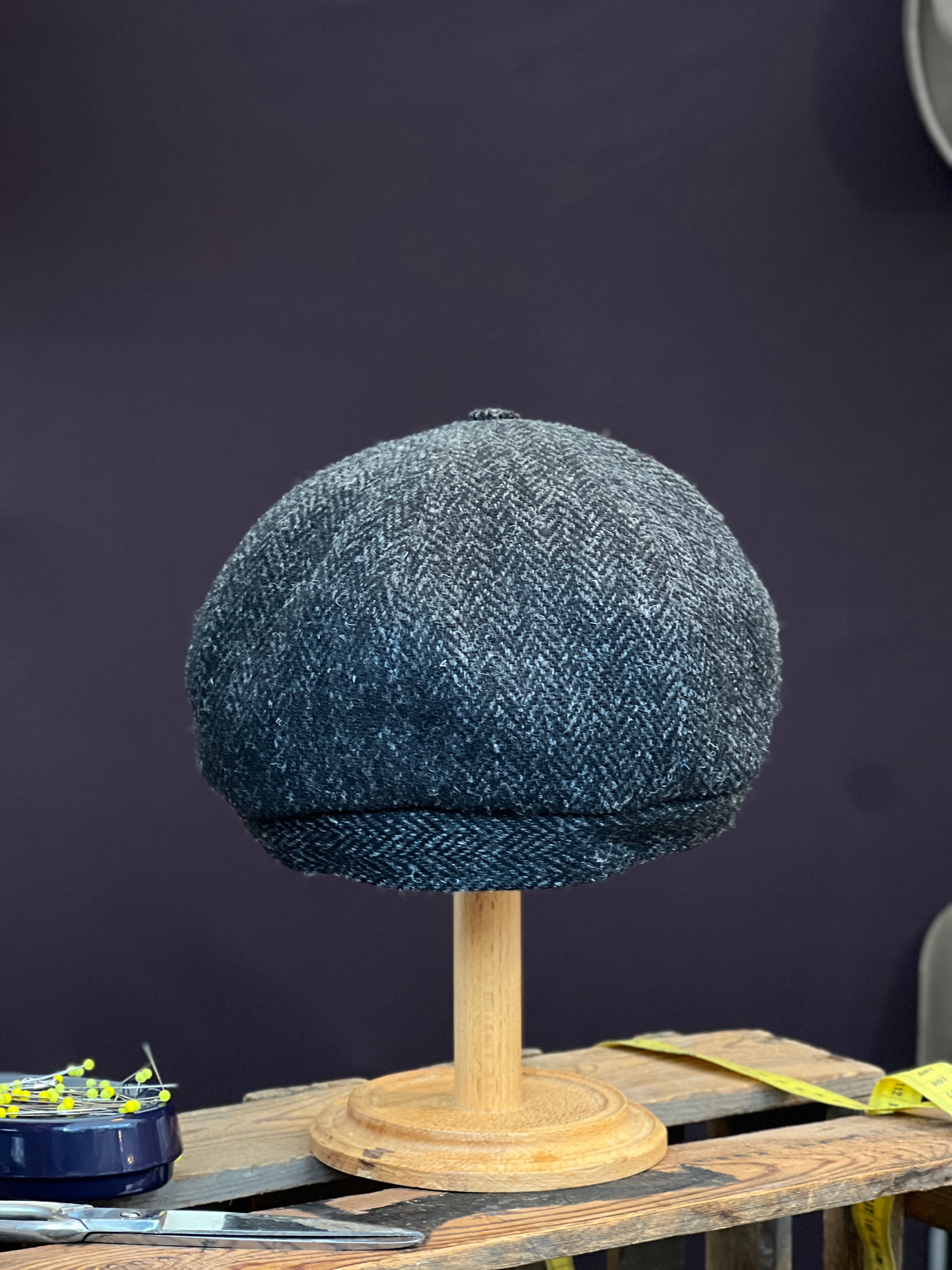 Handgefertigte Klassische Studio Bosche Bakerboy Harris Tweed Wolle Anthrazit Fischgrat für Herren Hinten