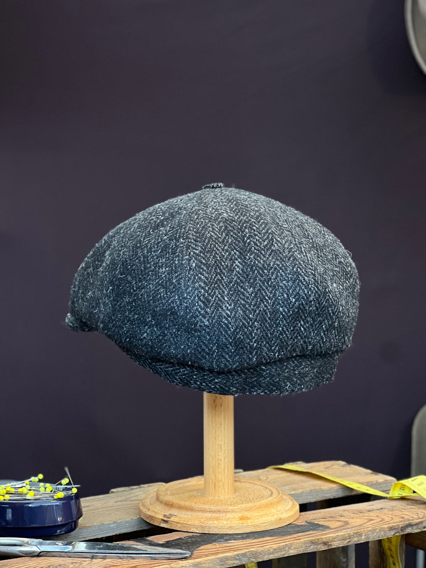 Handgefertigte Klassische Studio Bosche Bakerboy Harris Tweed Wolle Anthrazit Fischgrat für Herren Seite Hinten