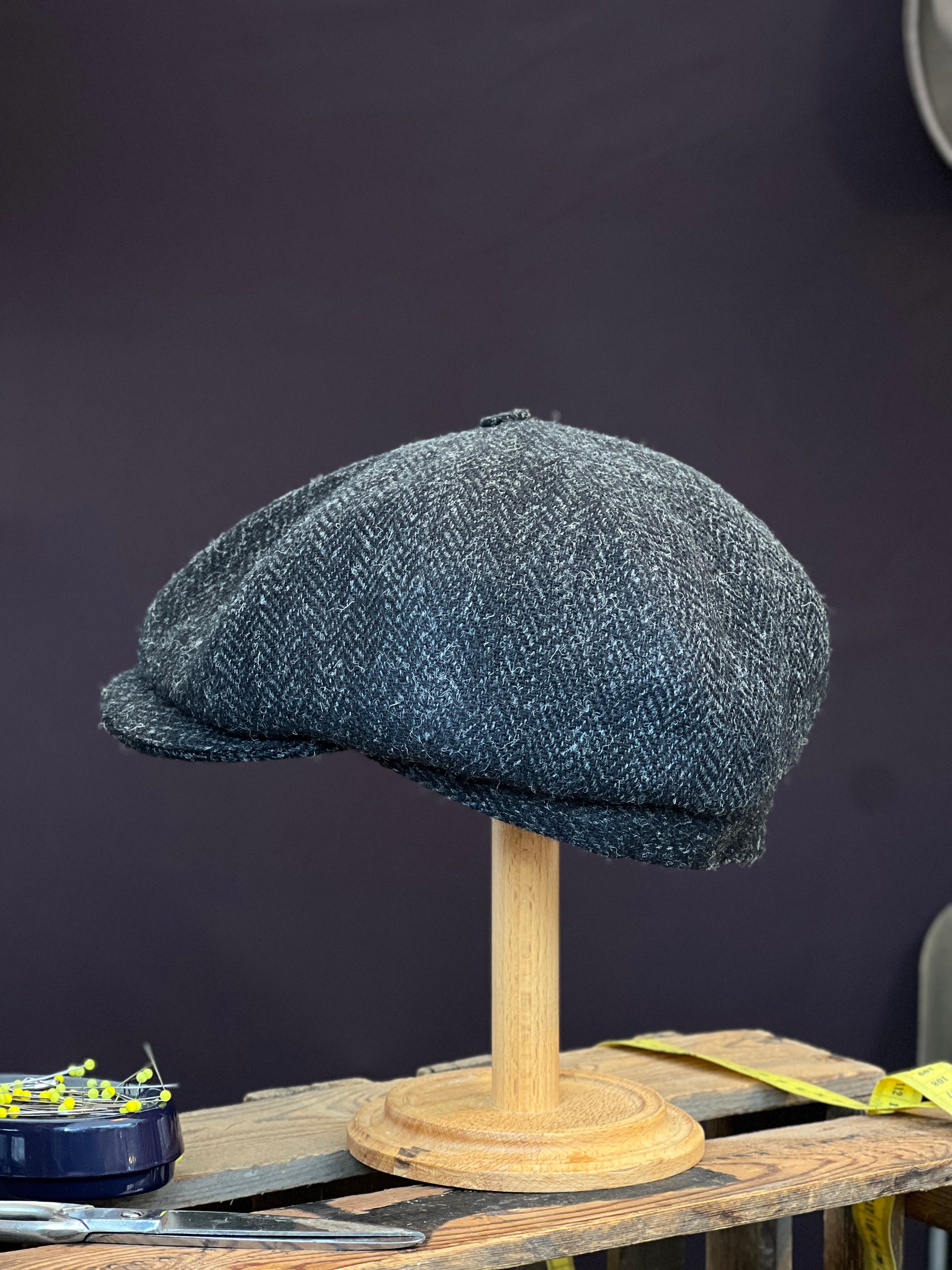 Handgefertigte Klassische Studio Bosche Bakerboy Harris Tweed Wolle Anthrazit Fischgrat für Herren Seite Hinten