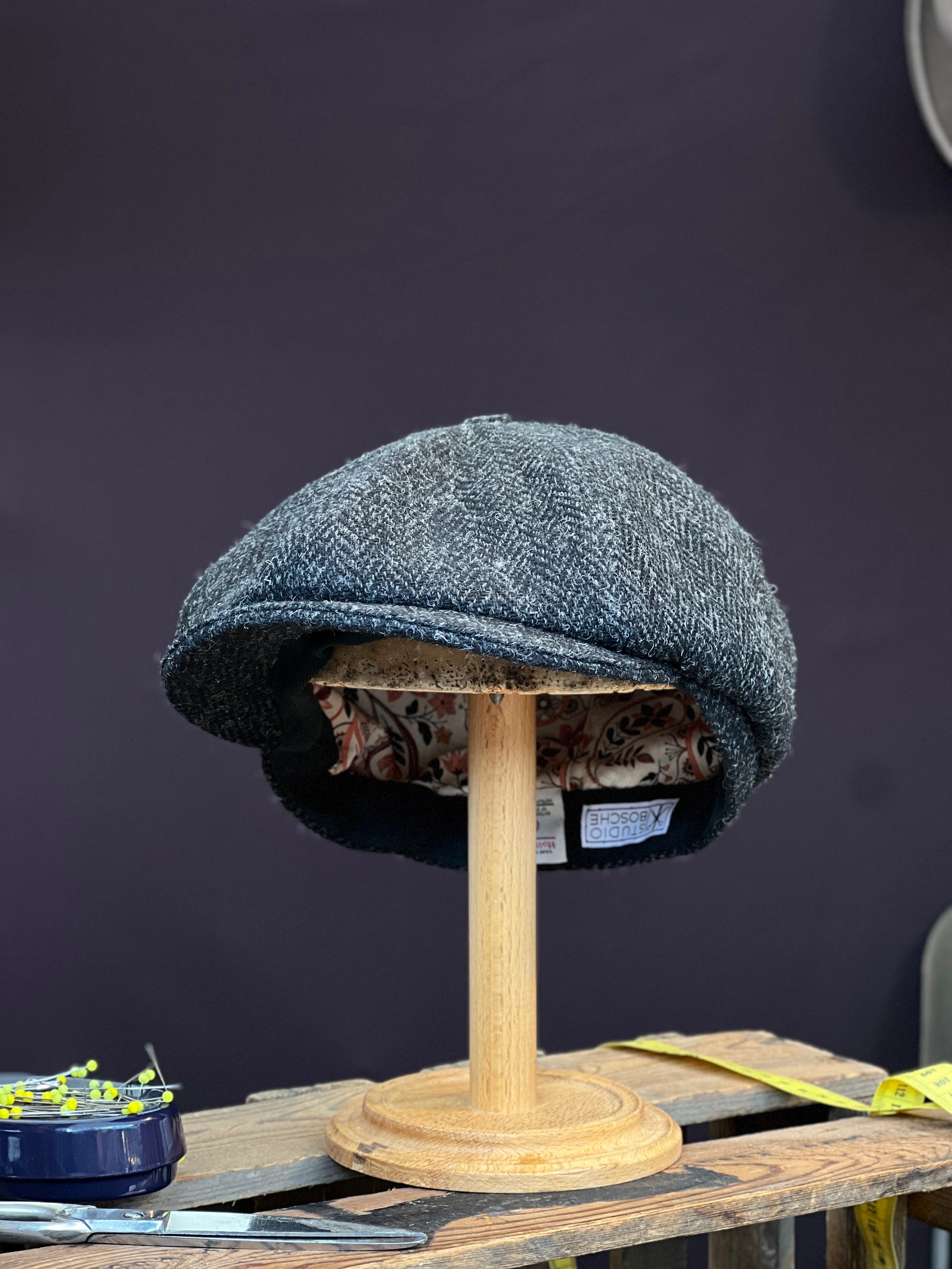 Handgefertigte Klassische Studio Bosche Bakerboy Harris Tweed Wolle Anthrazit Fischgrat für Herren Seite Vorne