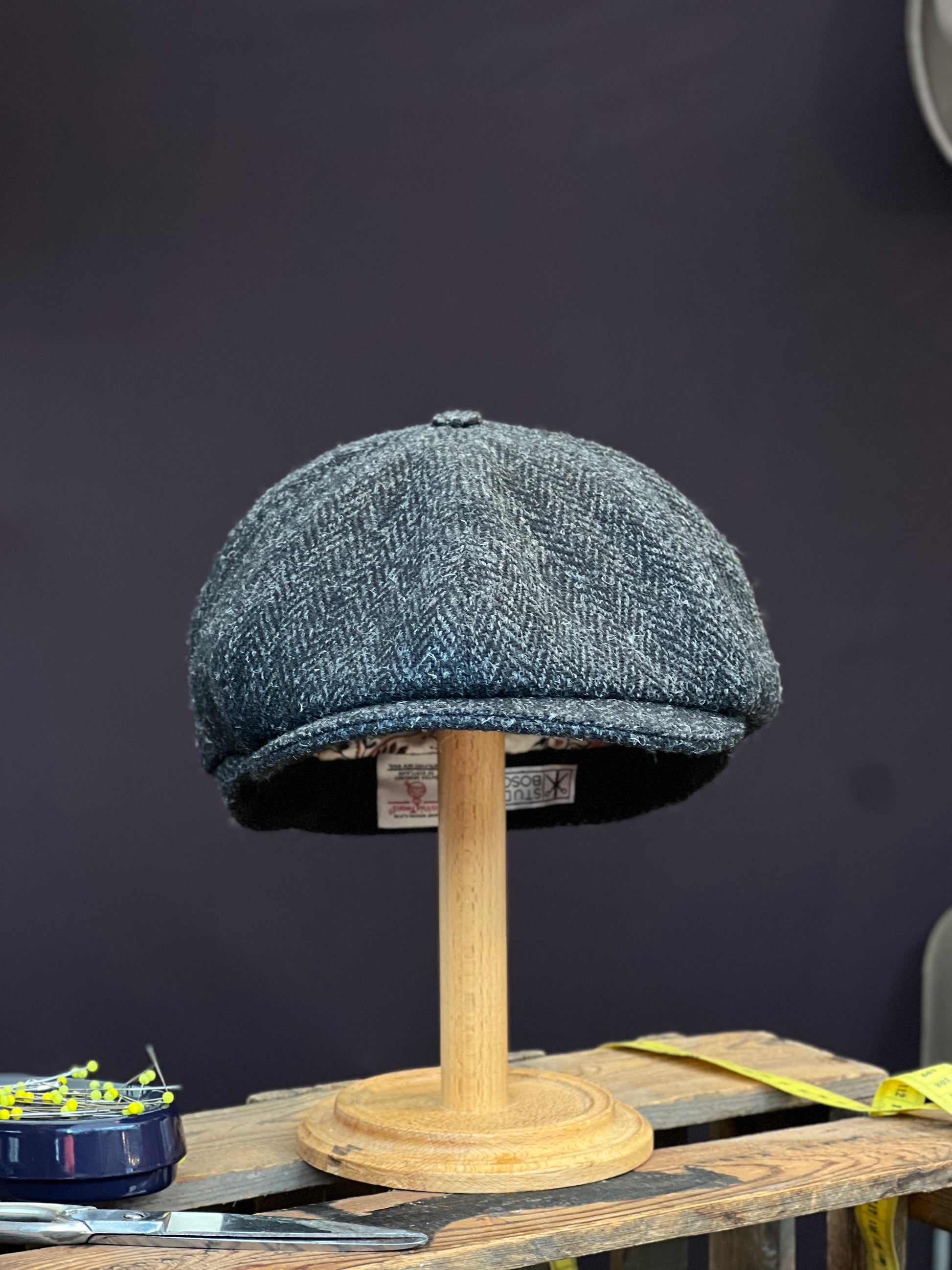 Handgefertigte Klassische Studio Bosche Bakerboy Harris Tweed Wolle Anthrazit Fischgrat für Herren Front