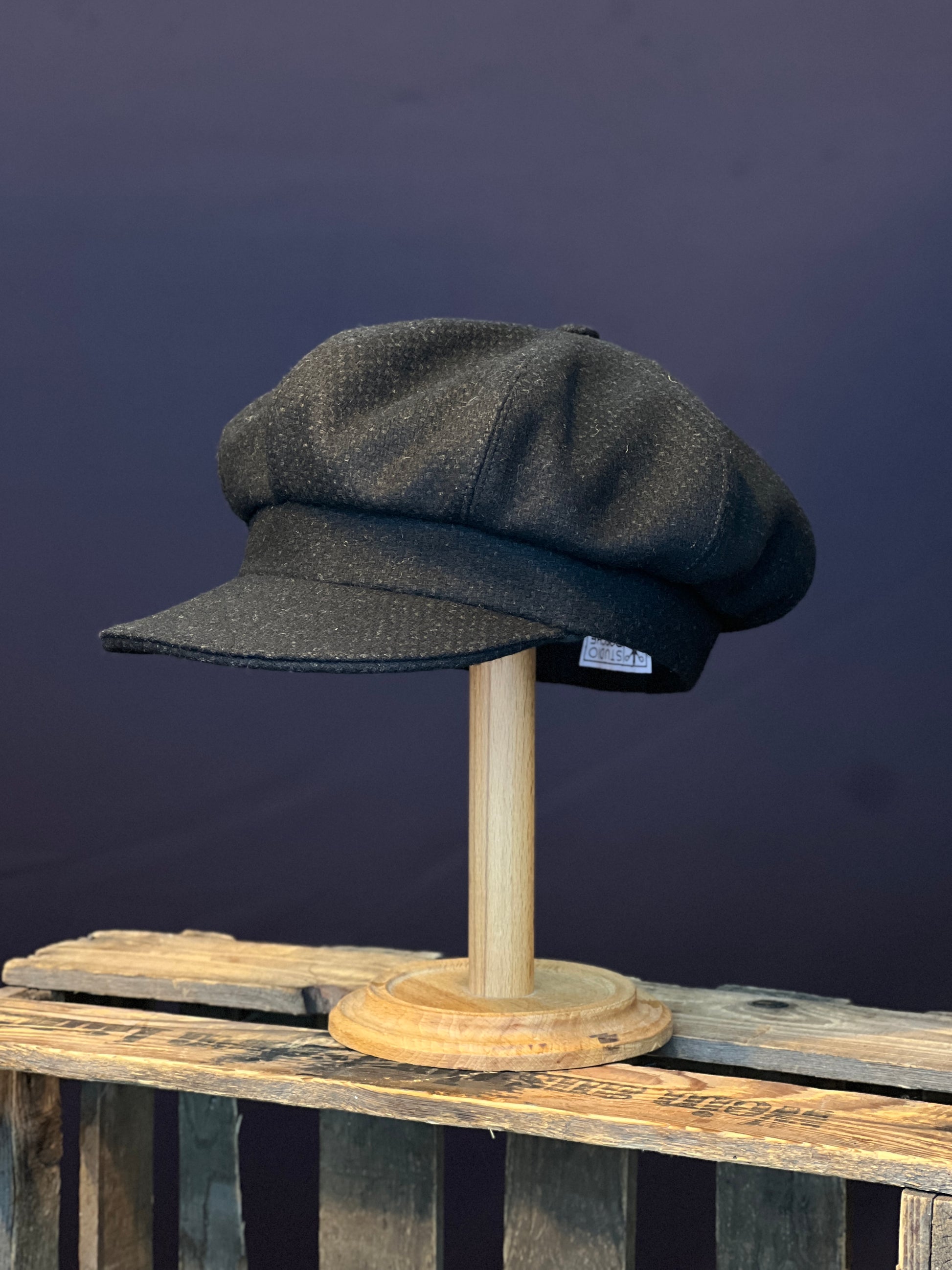 Studio Bosche Handgefertigte Ballonmütze Rumi 20er Jahre aus Wolle in schwarz Vorne Seite