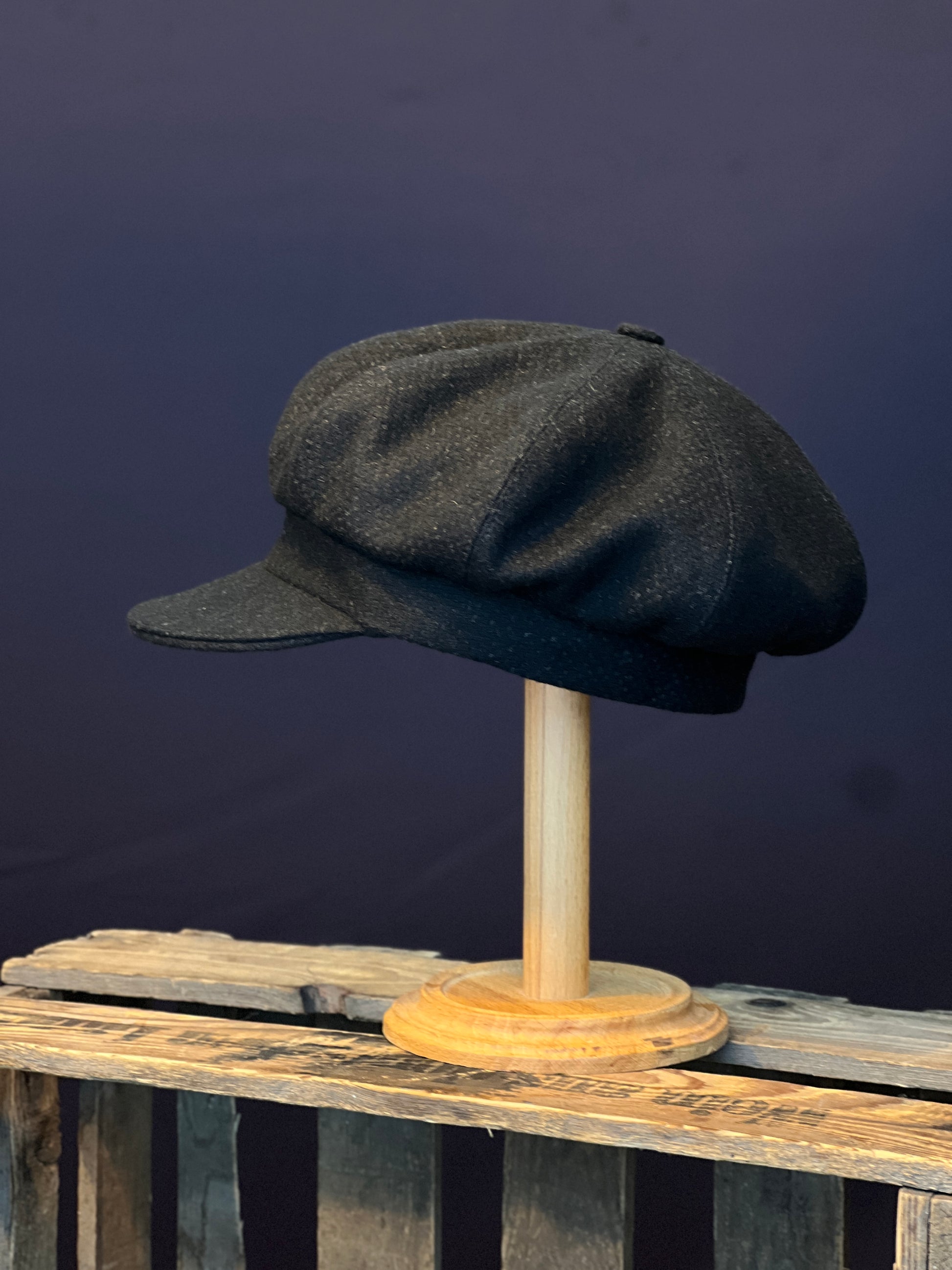 Studio Bosche Handgefertigte Ballonmütze Rumi 20er Jahre aus Wolle in schwarz Seite Links