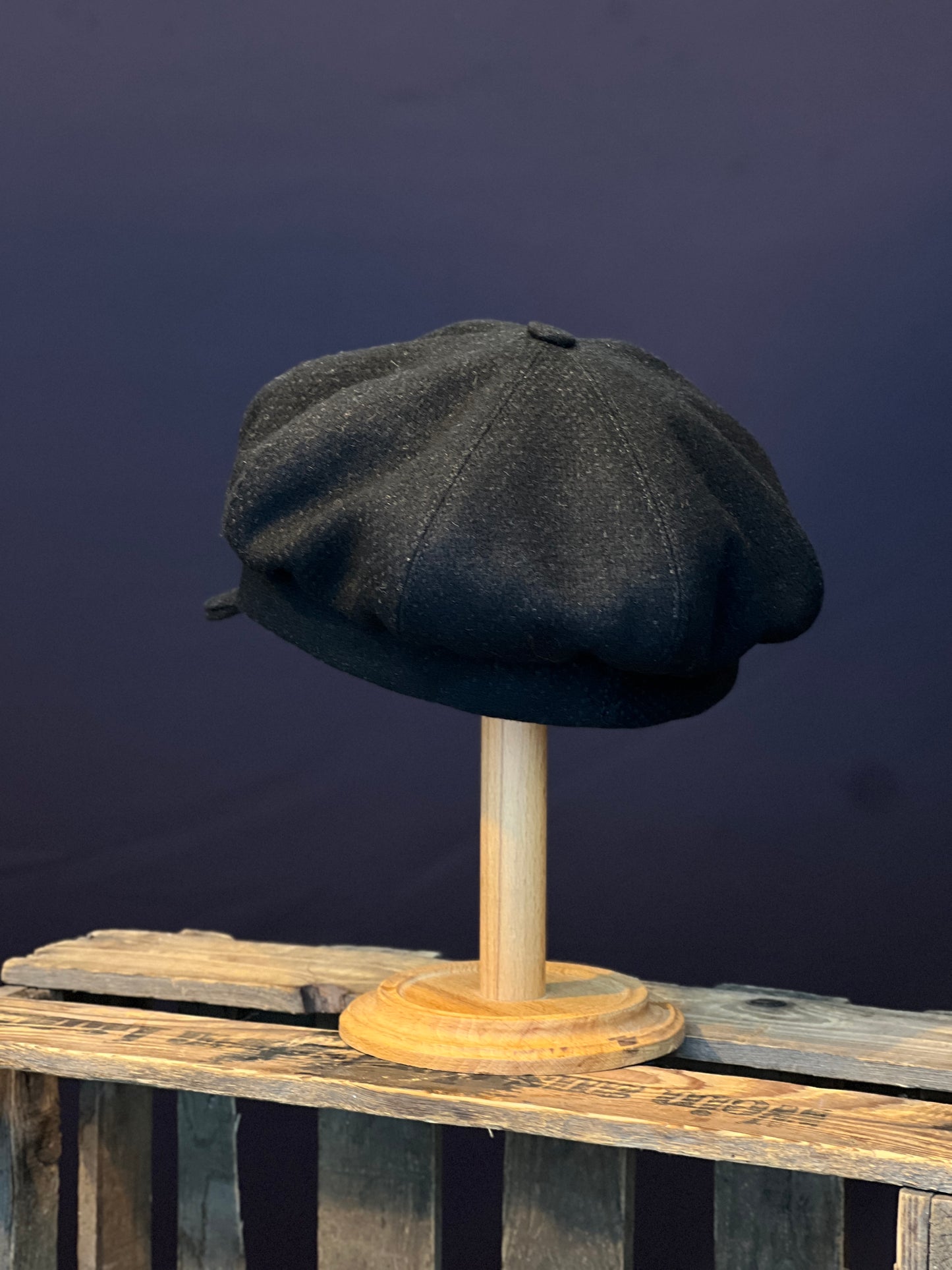 Studio Bosche Handgefertigte Ballonmütze Rumi 20er Jahre aus Wolle in schwarz Seite Hinten