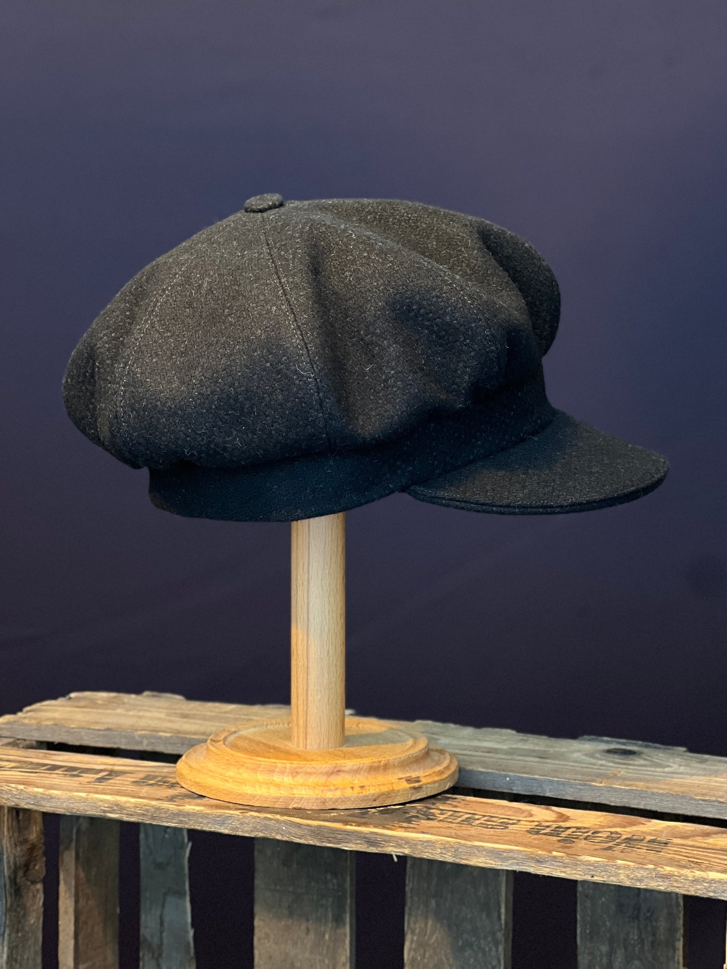 Studio Bosche Handgefertigte Ballonmütze Rumi 20er Jahre aus Wolle in schwarz Seite rechts