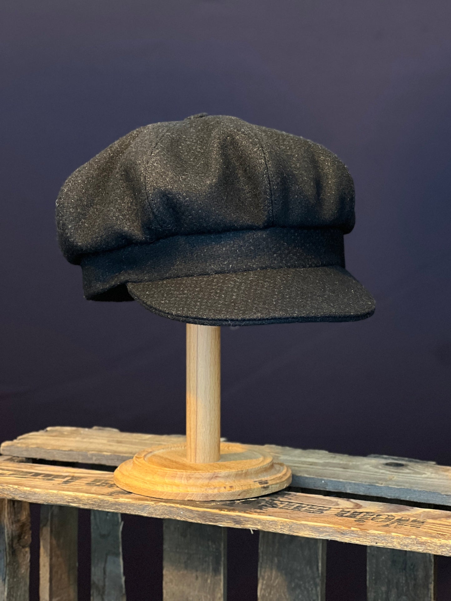 Studio Bosche Handgefertigte Ballonmütze Rumi 20er Jahre aus Wolle in schwarz Vorne Seite Rechts