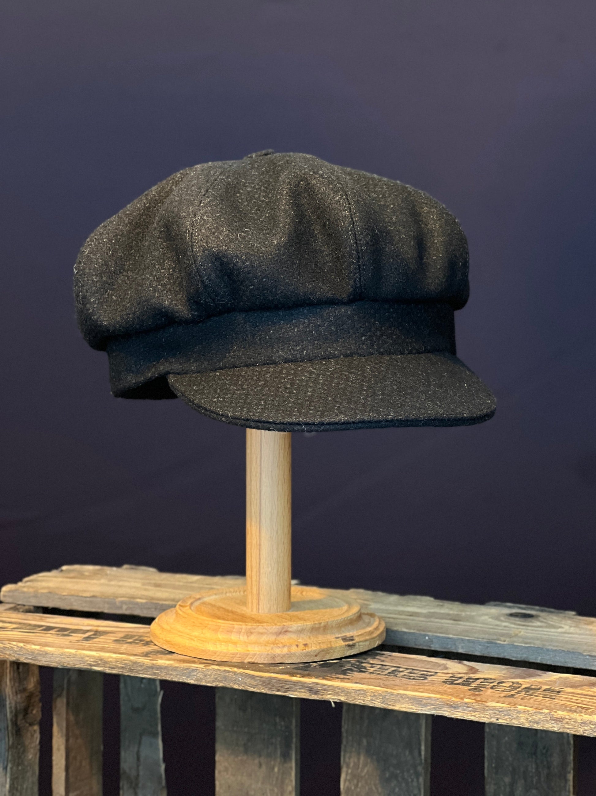 Studio Bosche Handgefertigte Ballonmütze Rumi 20er Jahre aus Wolle in schwarz Vorne Seite Rechts