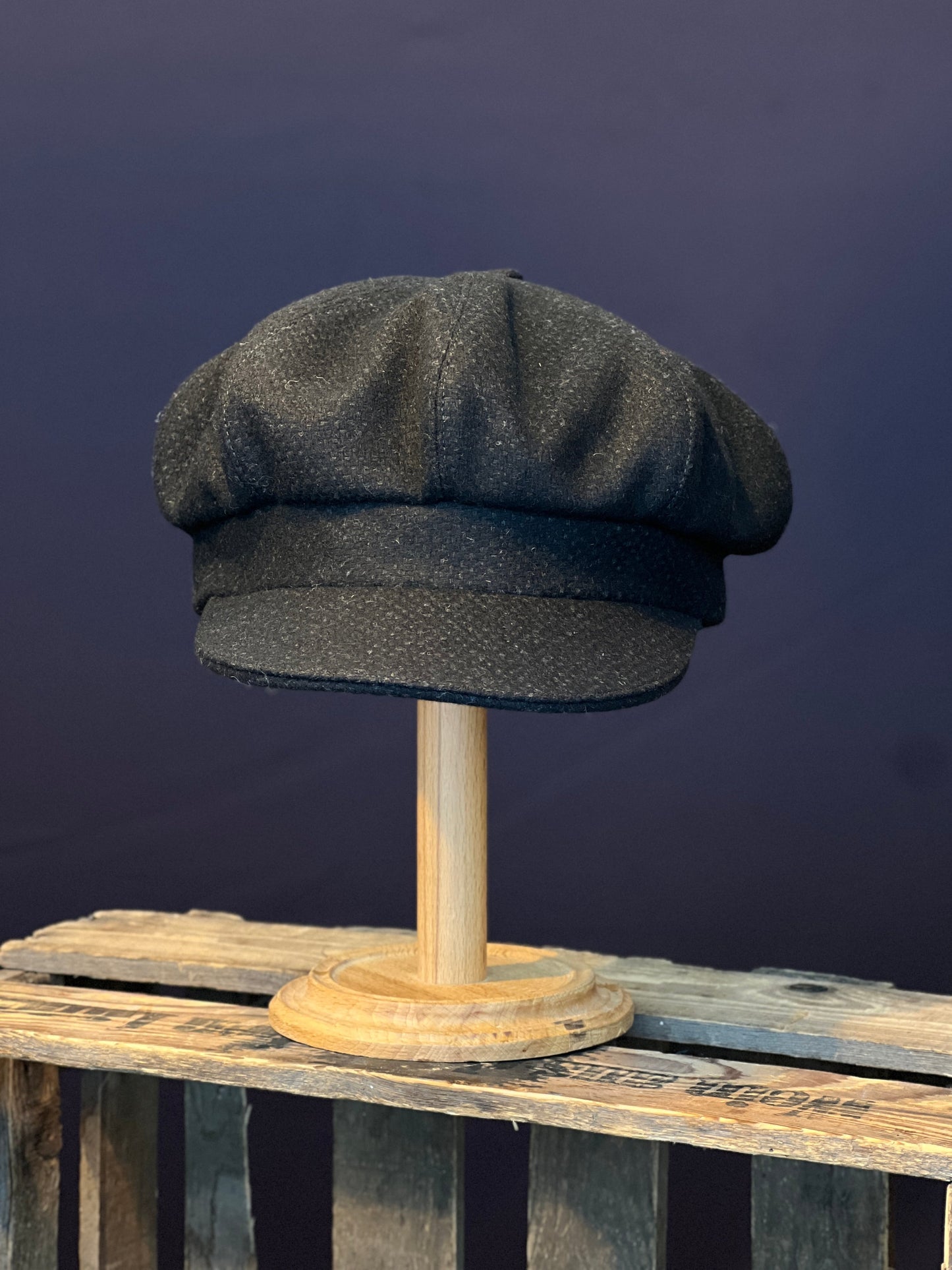 Studio Bosche Handgefertigte Ballonmütze Rumi 20er Jahre aus Wolle in schwarz Vorne