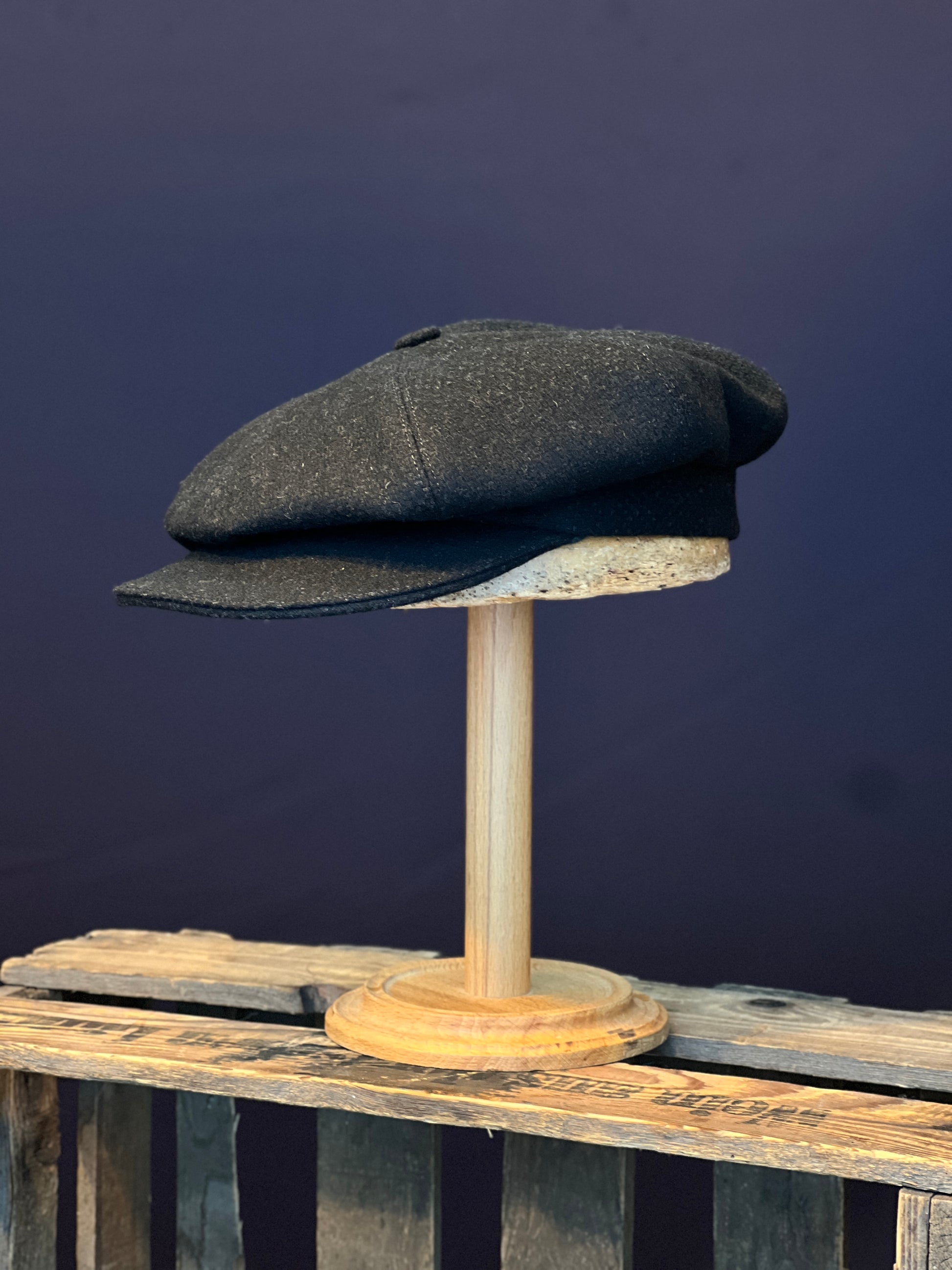 Studio Bosche Handgefertigte Ballonmütze Rumi 20er Jahre aus Wolle in schwarz Ballon Vorne 