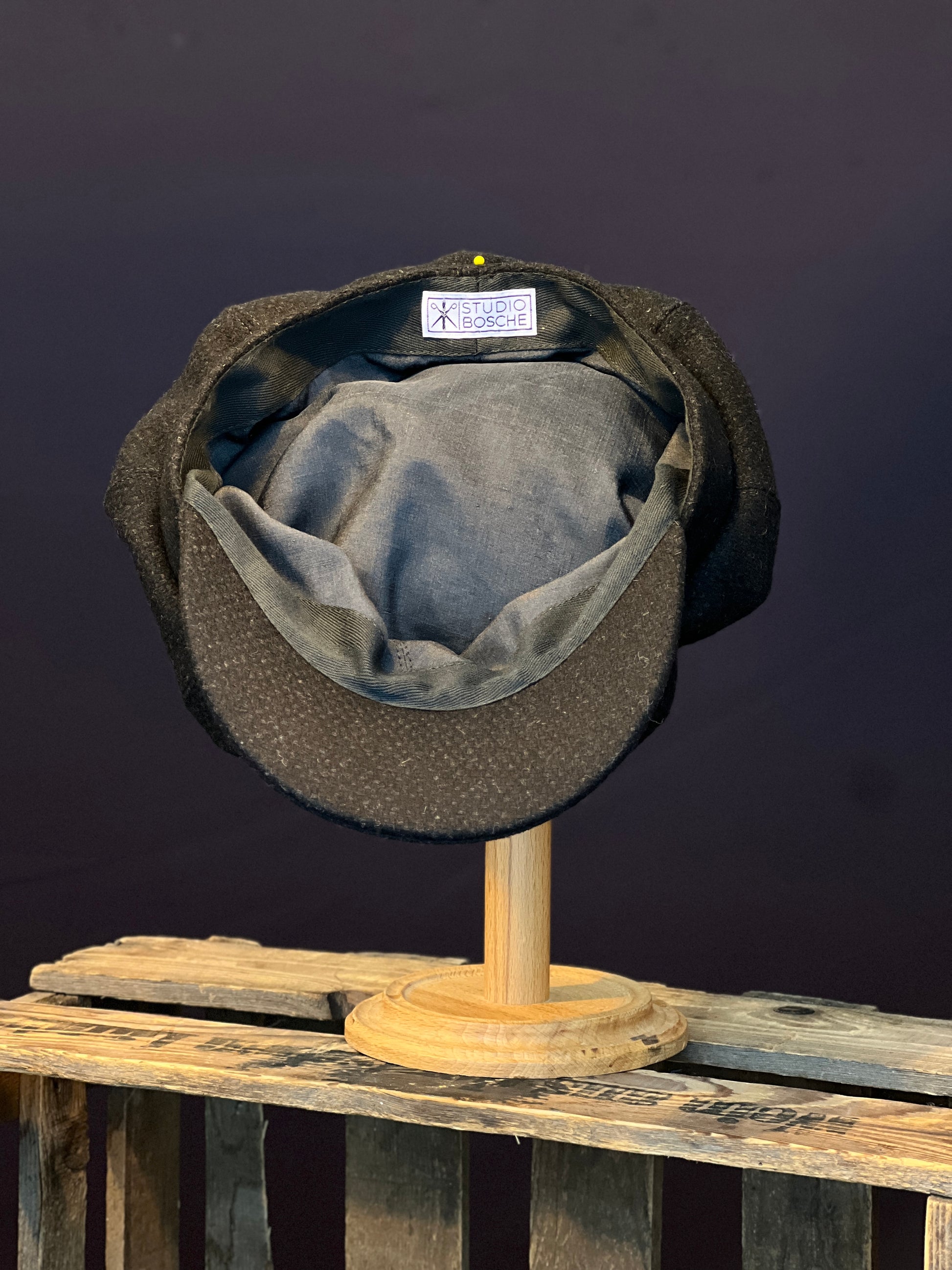 Studio Bosche Handgefertigte Ballonmütze Rumi 20er Jahre aus Wolle in schwarz Innen