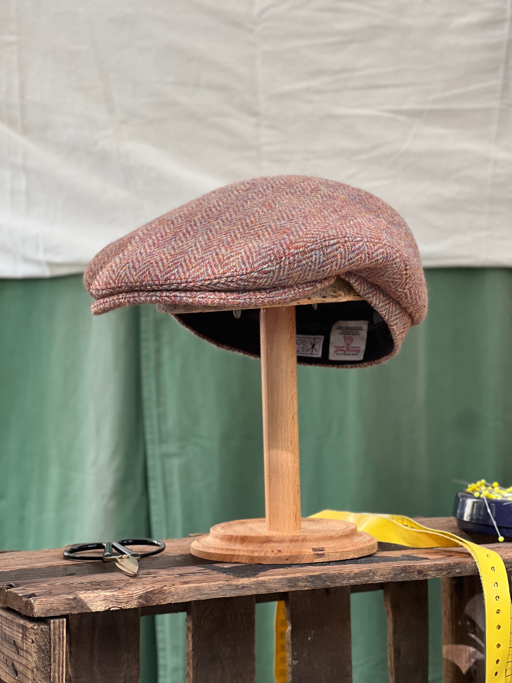 Handgefertigte Klassische Studio Bosche Schiebermütze Harris Tweed Wolle Fischgrat Orange für Herren, Seite Vorne