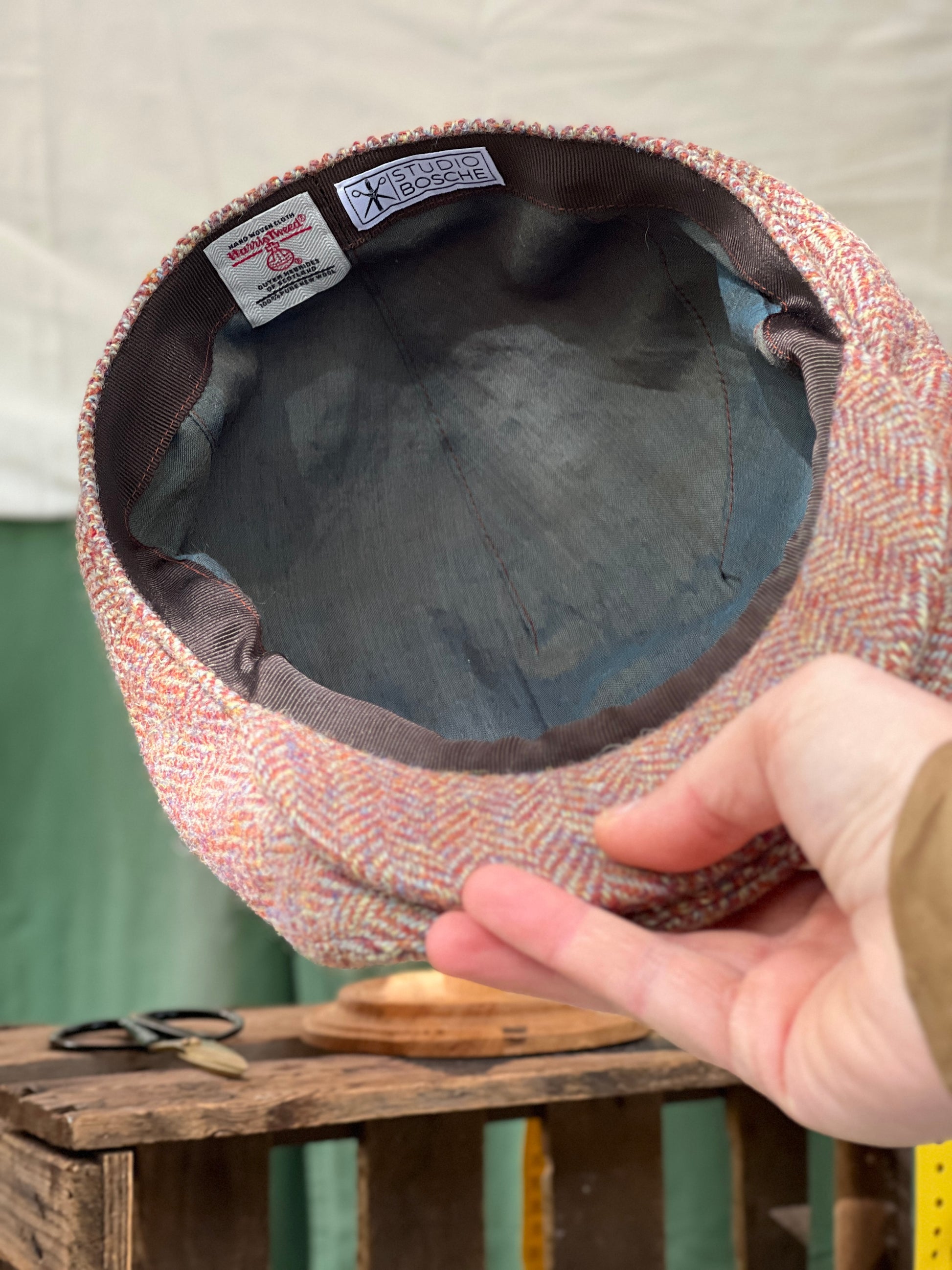 Handgefertigte Klassische Studio Bosche Schiebermütze Harris Tweed Wolle Fischgrat Orange für Herren, Innen