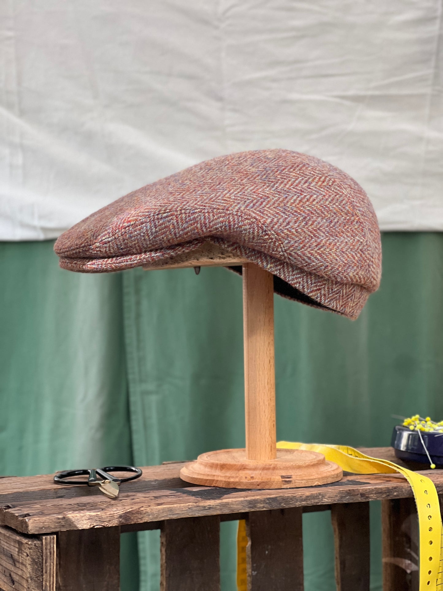 Handgefertigte Klassische Studio Bosche Schiebermütze Harris Tweed Wolle Fischgrat Orange für Herren, Seite