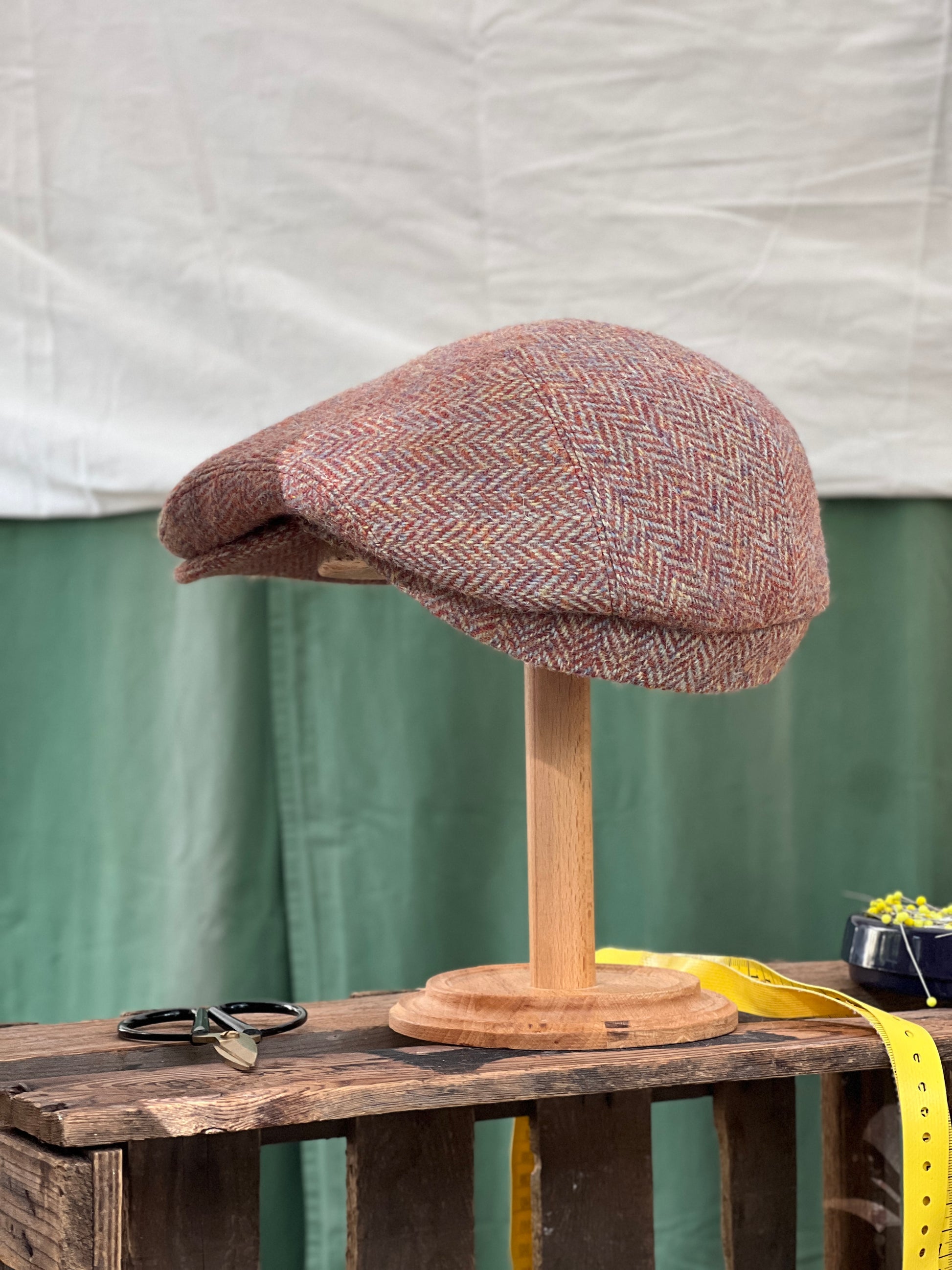 Handgefertigte Klassische Studio Bosche Schiebermütze Harris Tweed Wolle Fischgrat Orange für Herren, Hinten Seite