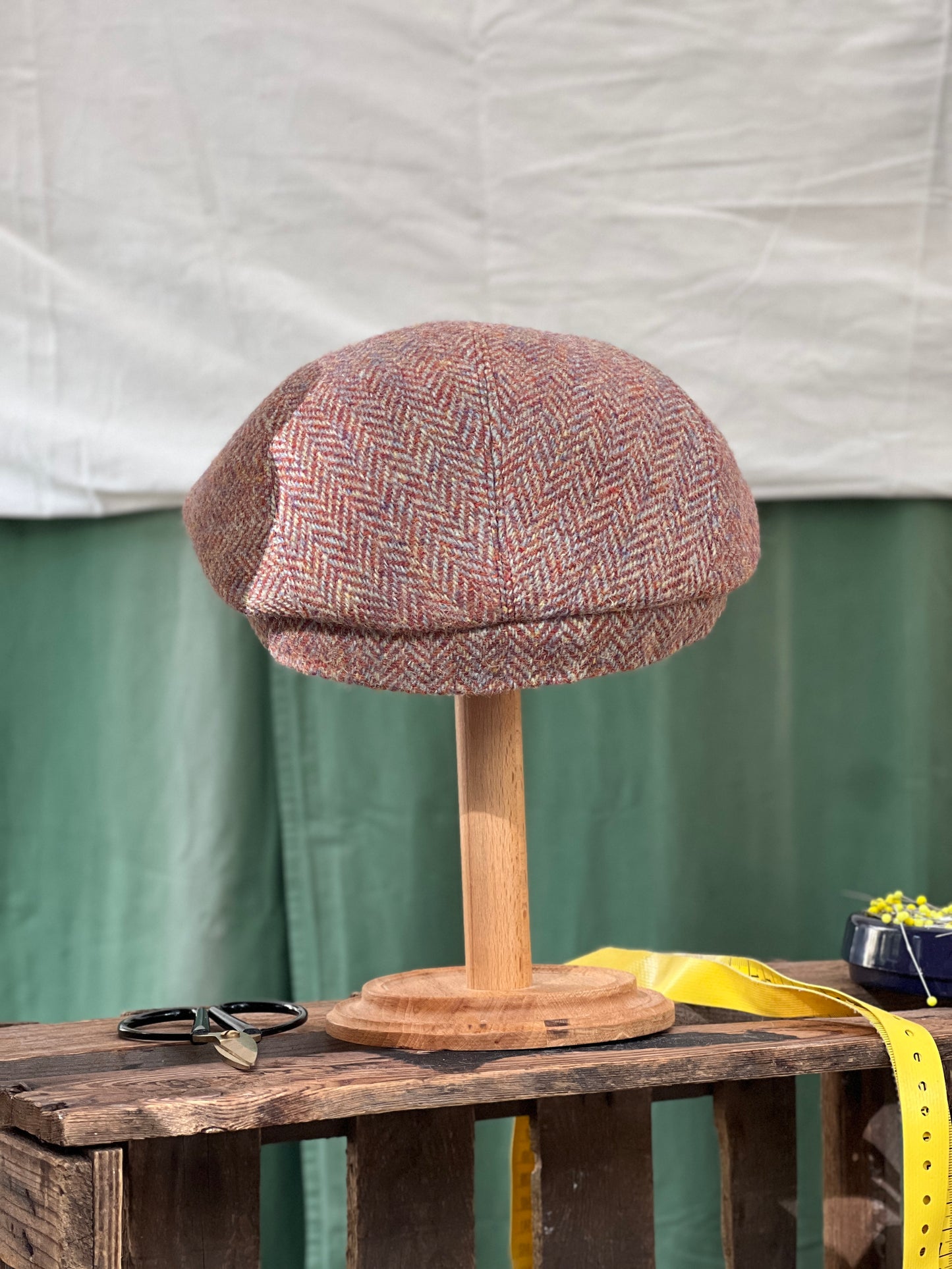 Handgefertigte Klassische Studio Bosche Schiebermütze Harris Tweed Wolle Fischgrat Orange für Herren, Hinten
