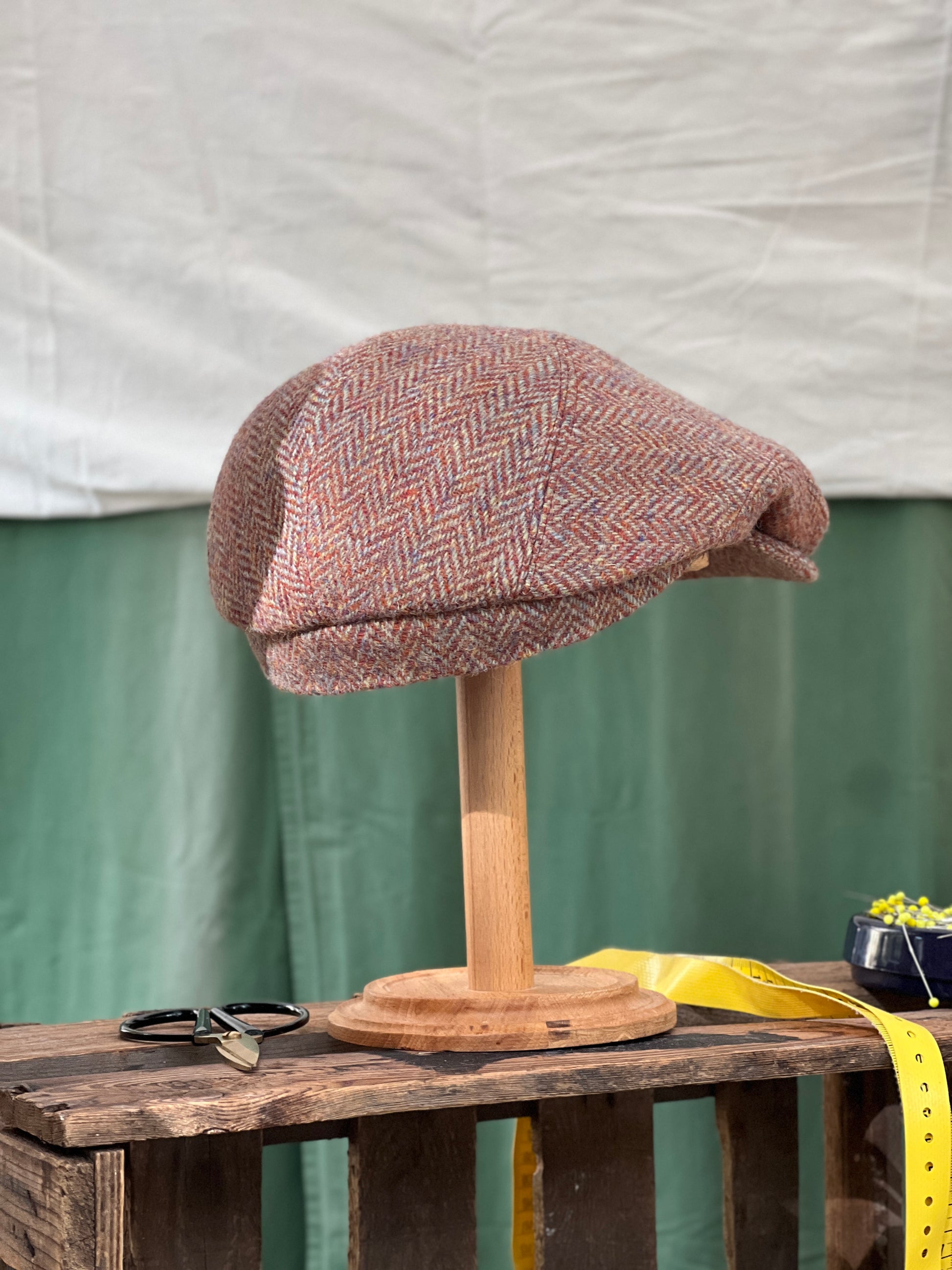 Handgefertigte Klassische Studio Bosche Schiebermütze Harris Tweed Wolle Fischgrat Orange für Herren, Seite hinten