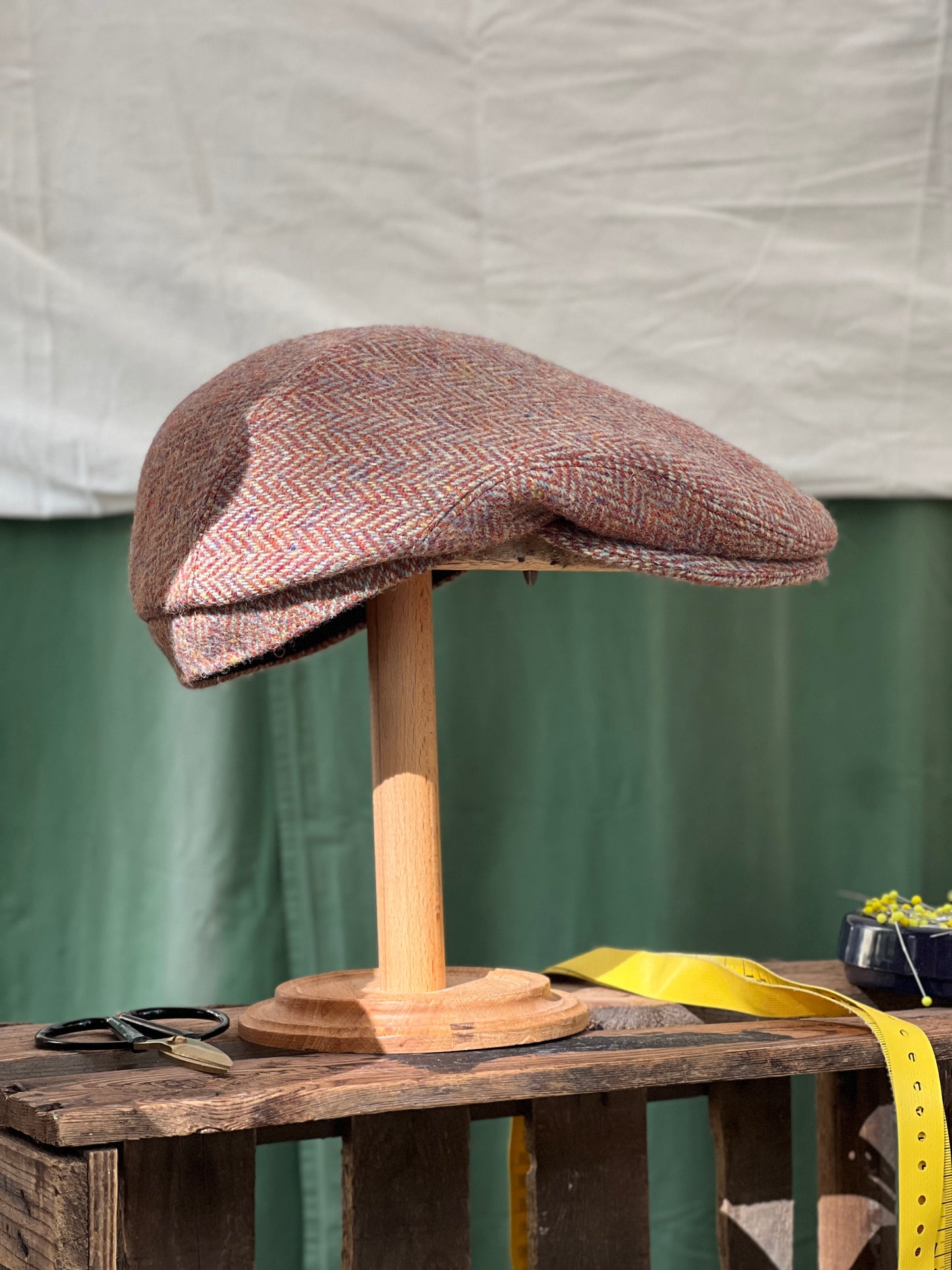 Handgefertigte Klassische Studio Bosche Schiebermütze Harris Tweed Wolle Fischgrat Orange für Herren, Seite