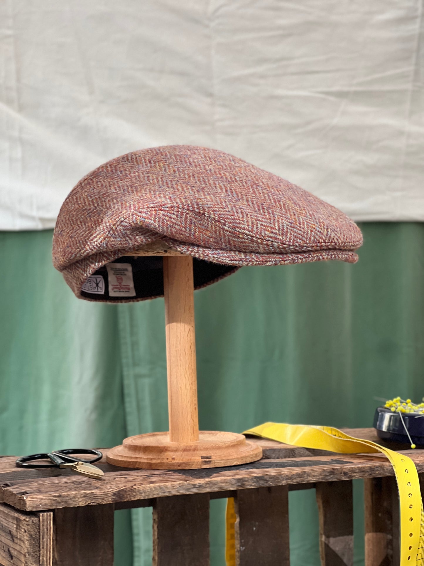 Handgefertigte Klassische Studio Bosche Schiebermütze Harris Tweed Wolle Fischgrat Orange für Herren, Vorne Seite