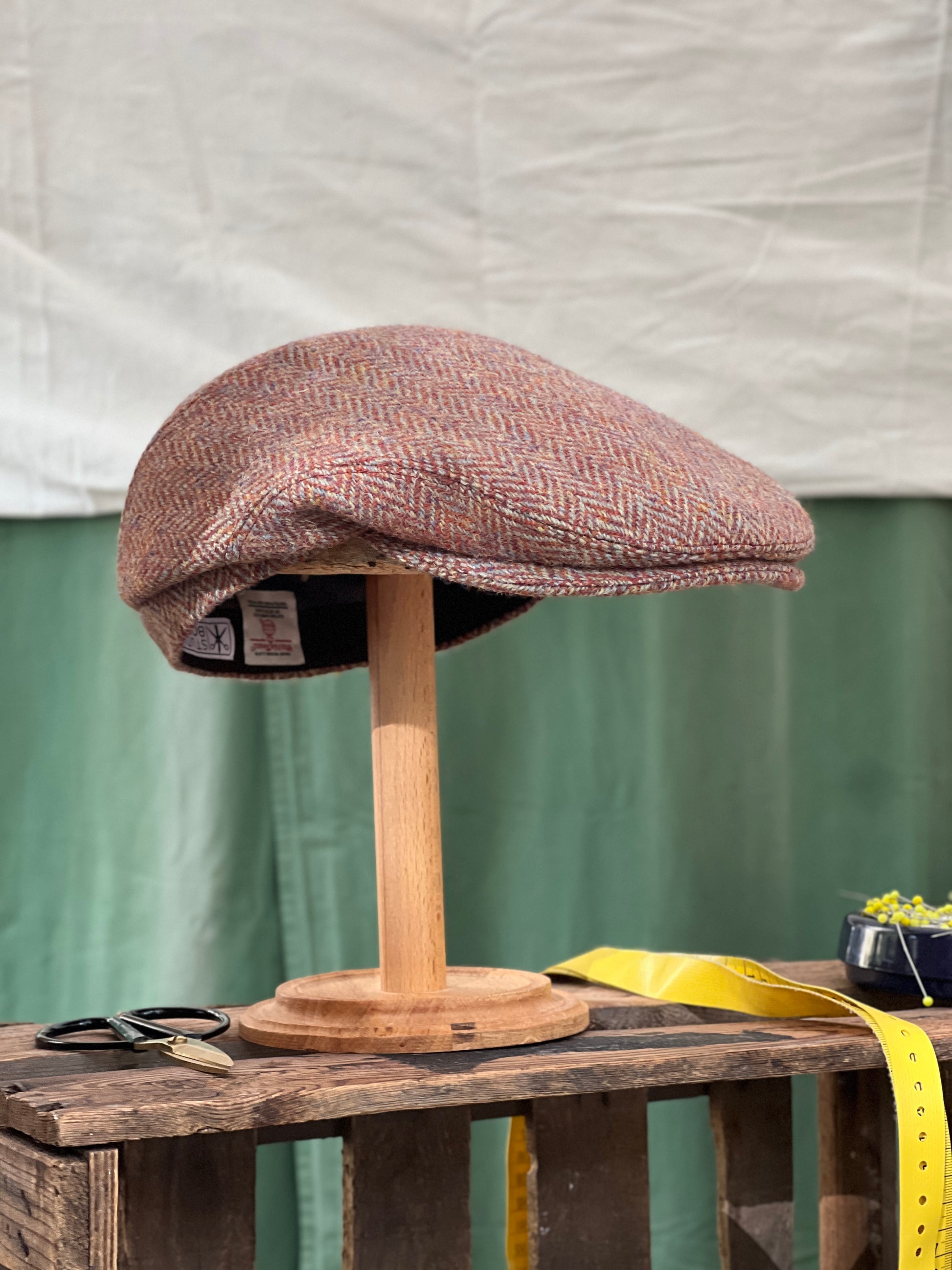 Handgefertigte Klassische Studio Bosche Schiebermütze Harris Tweed Wolle Fischgrat Orange für Herren, Vorne Seite